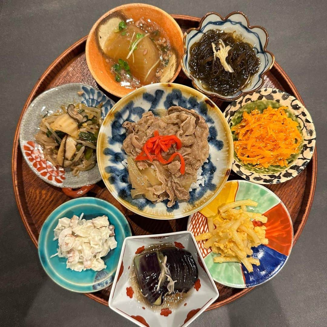 岸本佳子のインスタグラム：「忘れられない美味🤤  こうゆう和食のお店が近所にも欲しいです。 生搾りレモンサワーも最高でした🍋  #おばんざい #obanzai #foodie #tokyo #lifestyle #qol」