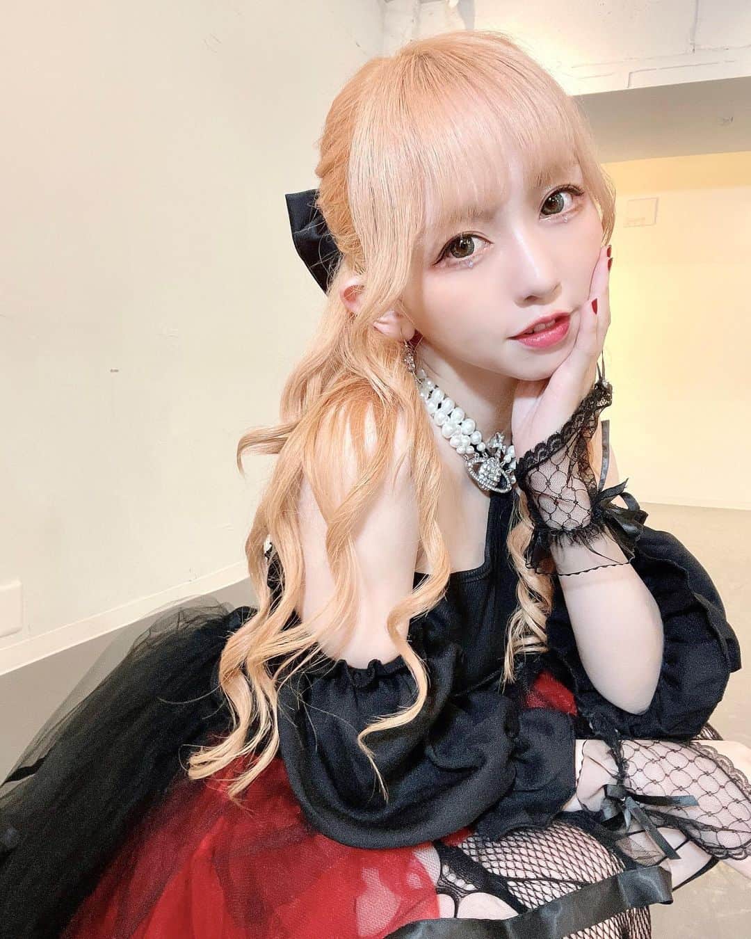 マリスのインスタグラム：「念願の(G)I-DLE踊ったよ🥀 衣装お気に入り♡✨  ウギちゃんパートだったから この日のために髪の毛をオレンジに染めた🧡」