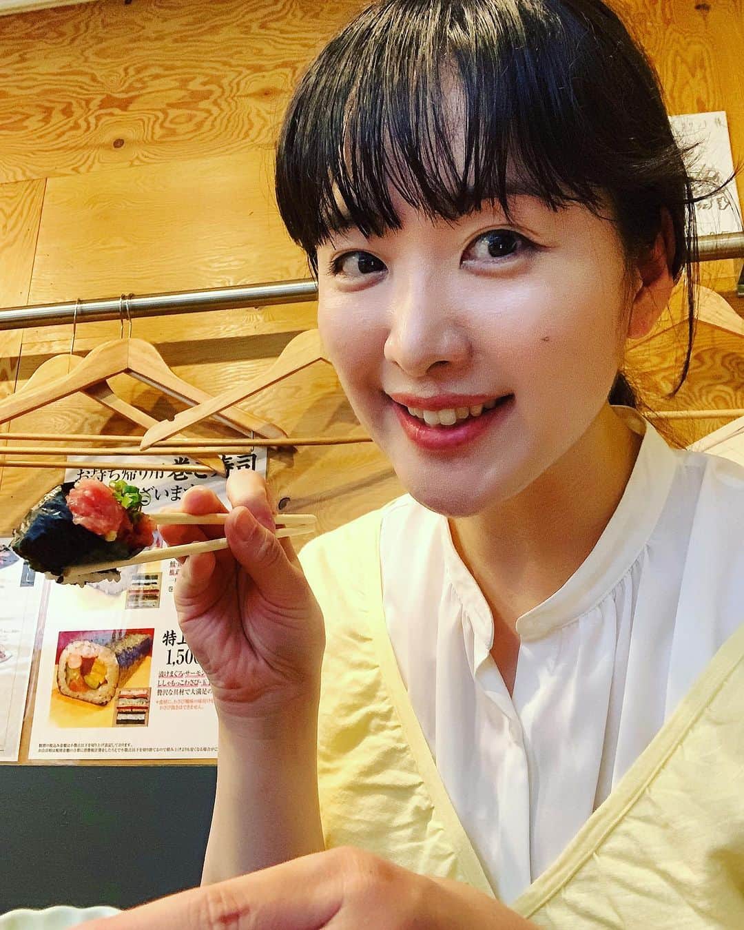 のインスタグラム：「😋✨🍣 しぶ〜い素敵な お店を発見ッ☆★  立ち喰い🍣 立ち飲みスタイルで 大人な気分☺️🎀  @sushi_stand   お仕事終わりに ミスティさんと合流して ハイボール 巨峰サワー🍇 で乾杯ッ🍻♪♪  スタンダードなまぐろ 漬けまぐろ 希少部位のまぐろホホ肉 ツノトロとねぎとろ軍艦 まぐろづくし 10貫の寿司盛りを✨✨  この日は ホホ肉の代わりに、 希少部位の顎のカマの中のお肉を 炙ったお寿司を出してくださり これまた美味いッ😋💕  大将が握ってくれた お寿司たち 最高でした〜😆♪♪  立ち飲みも 楽しいな〜♪♪   #ゆきんこ #グルメ #🍣 PR @sushi_stand  #あびこ立ち食い寿司  #住吉区寿司  #あびこ寿司  #大阪立ち食い寿司  #大阪スタンド寿司  #あびこスタンド寿司  #たち喰い寿司スタンド  #あびこ駅寿司」