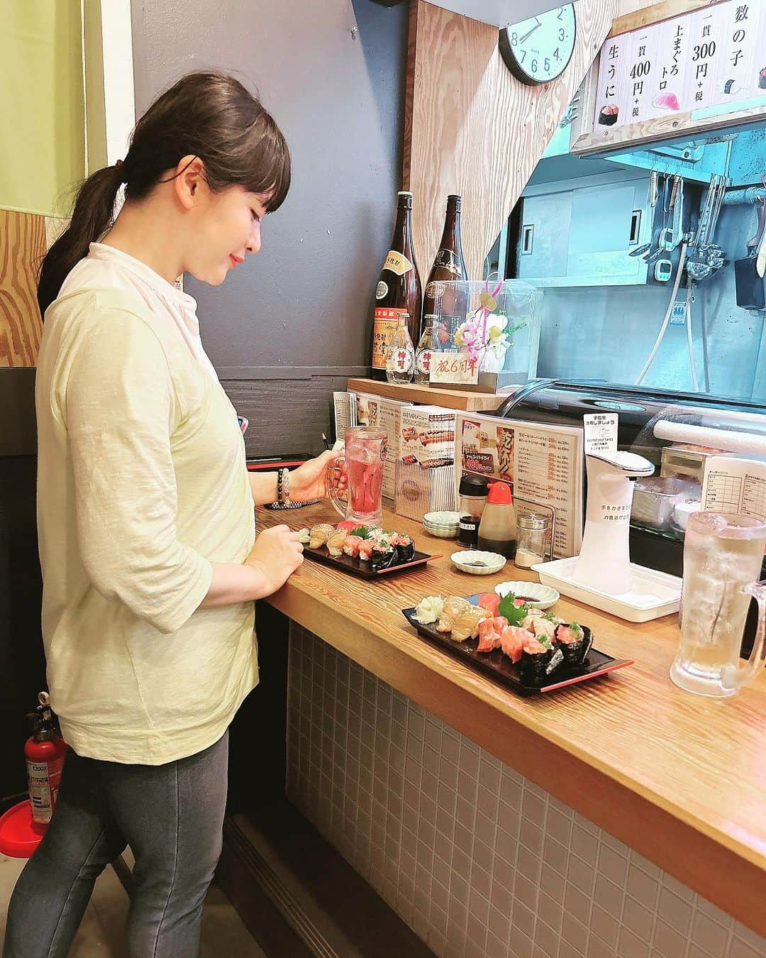 KagitaYukikoさんのインスタグラム写真 - (KagitaYukikoInstagram)「😋✨🍣 しぶ〜い素敵な お店を発見ッ☆★  立ち喰い🍣 立ち飲みスタイルで 大人な気分☺️🎀  @sushi_stand   お仕事終わりに ミスティさんと合流して ハイボール 巨峰サワー🍇 で乾杯ッ🍻♪♪  スタンダードなまぐろ 漬けまぐろ 希少部位のまぐろホホ肉 ツノトロとねぎとろ軍艦 まぐろづくし 10貫の寿司盛りを✨✨  この日は ホホ肉の代わりに、 希少部位の顎のカマの中のお肉を 炙ったお寿司を出してくださり これまた美味いッ😋💕  大将が握ってくれた お寿司たち 最高でした〜😆♪♪  立ち飲みも 楽しいな〜♪♪   #ゆきんこ #グルメ #🍣 PR @sushi_stand  #あびこ立ち食い寿司  #住吉区寿司  #あびこ寿司  #大阪立ち食い寿司  #大阪スタンド寿司  #あびこスタンド寿司  #たち喰い寿司スタンド  #あびこ駅寿司」7月3日 13時07分 - mermaid.yukinko