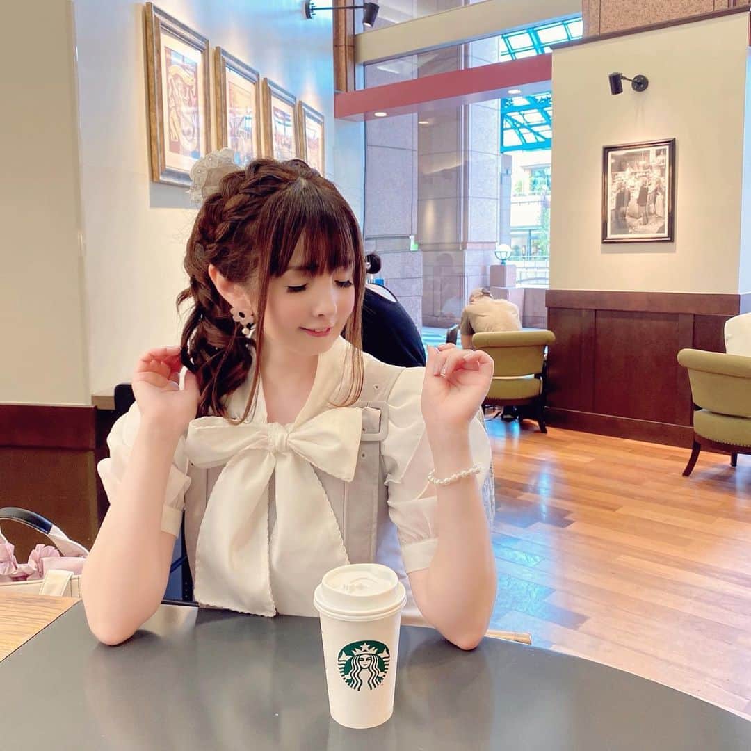伊藤芽衣のインスタグラム：「ぱたぱたの毎日です！ ⁡ 打ち合わせ前に スタバで ちょっぴり休憩♡」