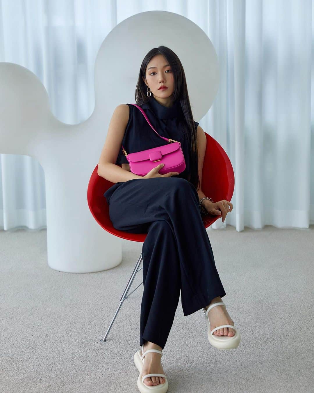 가로수길 , Seoulのインスタグラム：「@charleskeith_kr ✨ 오랜만에 찰스앤키스와 함께   컬러감 너무 좋은 가방」
