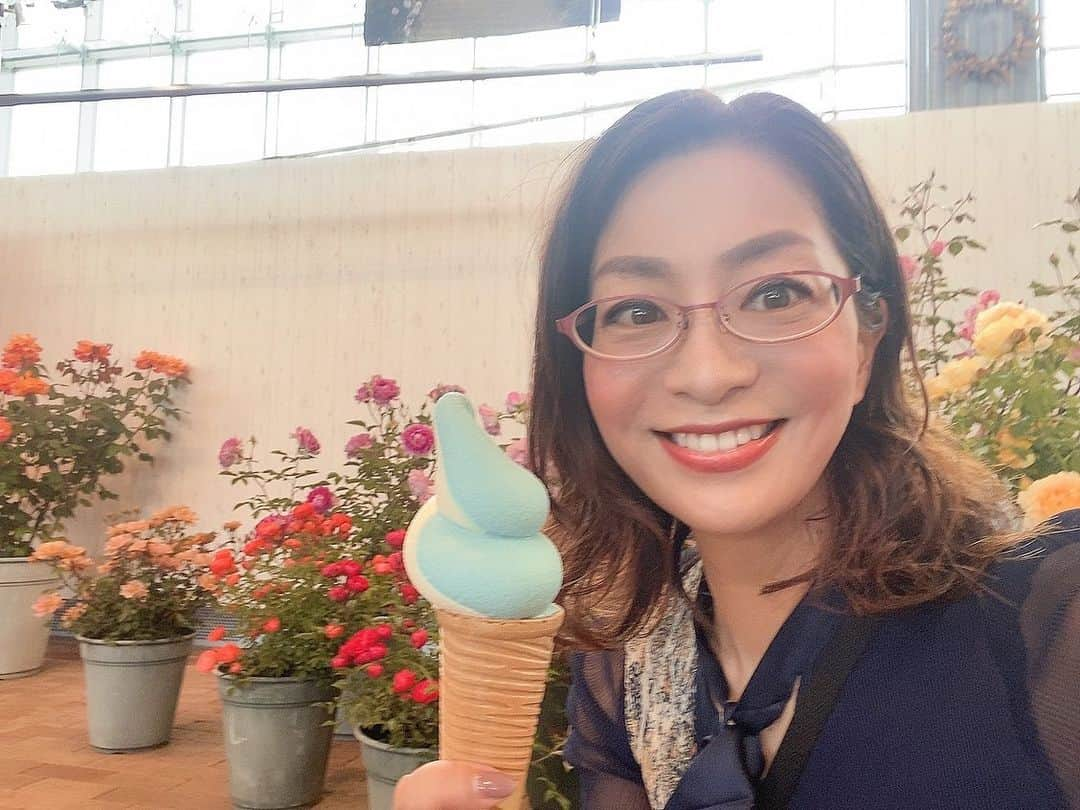 海津ゆうこのインスタグラム：「今日はソフトクリームの日🍦 ジェラートは食べないので、 ソフトクリームがあると飛びつきます。 美味しいソフトクリーム、いっぱい食べたい😋  丘陵公園のバラのソフトクリーム。 濃厚なバラの味が楽しめました。  #ソフトクリーム#ソフトクリームの日 #ソフトクリーム部 #🍦 #丘陵公園#バラソフト #冷たいスイーツ#スイーツ#美味しいもの#instadaily #instagood #instalike #instalife #instapic #フリーアナウンサー#ラジオパーソナリティー」