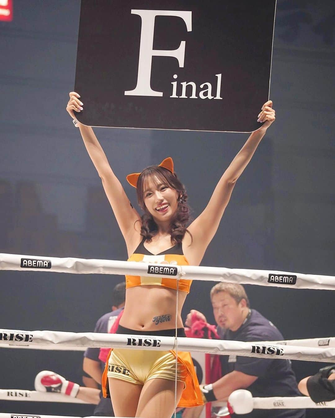 霧島聖子のインスタグラム：「昨日の 🥊ABEMA presents RISE WORLD SERIES 2023 1st Round💥 オープニングに演出に何もかも特別で、OPF/第1試合から息を飲むような熱い闘いの連続で大興奮‼️ どの試合も印象的でしたが、 特に風音選手と政所選手の延長戦まで持ち込んだ試合は、 2人の関係性も相まって最後感動しちゃいました…！ 第9試合のチャンヒョン・リー選手の圧倒的な強さにもびっくり✨️ 今回の大会はKOも多く迫力満点で目が離せませんでした🔥  選手入場の時の演出はどの選手も本当にかっこよくて、 私は大﨑一貴選手の入場の際に国旗を持って行進するのを担当させていただきましたよ✨️ 本当に嬉しかった(*≧∀≦*) 会場に来てくれていた両親が動画を撮ってくれていたので ぜひスワイプしてご覧ください👀 横サイズの動画は桜りんちゃんのマネージャーさんが撮影してくださっていました！ありがとうございます🌸  昨日会場にお越し下さった皆様、 そしてABEMAをご視聴下さった方々❣️ ありがとうございました🥰 地元大阪での大規模な大会でR-1SE Forceとして 活動させていただけて感激です🥹 「RISEって面白い❕もっともっと観たい‼」っていう 気持ちも更に強くなり、 思い出深い1日となりましたʕ ◦`꒳´◦ʔ  #スワイプしてね  #絶対スワイプしてね #RISE  #ABEMA  #r1seforce  #ラウンドガール  #RG  #大阪  #エディオンアリーナ大阪  #格闘技  #エディオンアリーナ大阪第1競技場  #にゃんこ大戦争  #ponos  #riseworldseries」