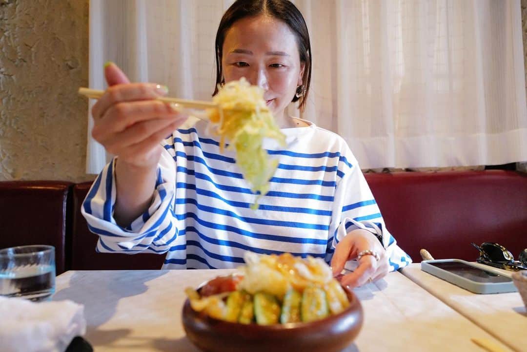 黒沢祐子さんのインスタグラム写真 - (黒沢祐子Instagram)「朝ごはんたっぷり食べたのに もうお腹すいた燃費悪いわたしw  ふと先日後輩とカロの話になり(私のグラタンで思い出したみたい)鎌倉の大好きな洋食屋さんカロ@長谷  写真は大好きなサラダとグラタン、牛タンシチュー 彼女がこの前カロに初めて行こうとしたら無期休業的な 貼り紙がしてあったと🥲  ちなみにタコスも有名ですがいつもそこまで辿り着けず 復活したら必ずいただきたい  お元気に、早く復帰してほしいと願うばかりです🙏🏻  #life #鎌倉暮らし #鎌倉の名店  #洋食屋さん  #カロ #顔が赤いのはビールのせい」7月3日 13時20分 - yukowedding