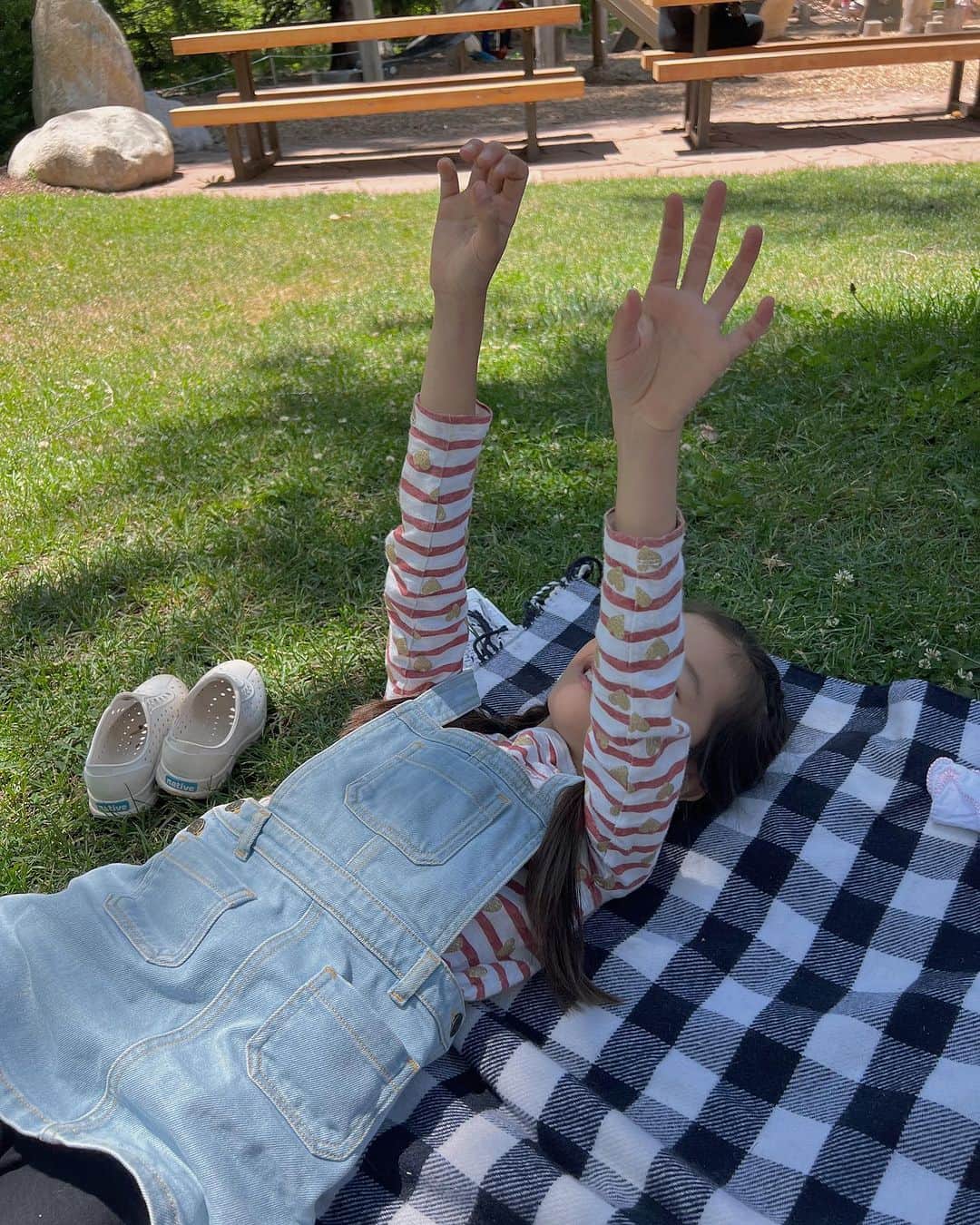 翁安芸のインスタグラム：「マットの上にごろ〜ん🌳☀️  気持ちのいい眺めに癒される😌  と、ちょと待ってよ娘さん。 私に「ママJuly 4thはまだだよ。はやいよ。」と言ってたけど、よーく見たらあなたも🇺🇸よ😳🤣  ふたりで偶然お揃いの白赤ボーダー🤍❤️ 親子でアメリカコーデだった日曜日。  #july4thweekend #aspen #bonpoint #jcrew #naturelife」