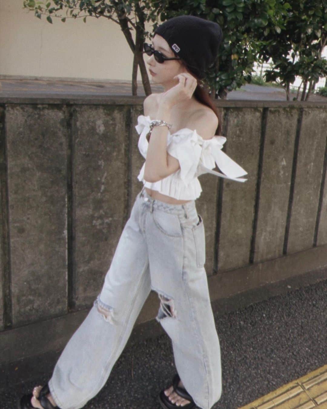 西もなかのインスタグラム：「夏はビールが最高🍺⠀ ⠀ 私服はタグ付けしてみた🏷️⠀ トップスとボトムはFICTIONのHighSummer通常販売アイテム🤍⠀ リストックデニムと⠀ 軽くてハリのある素材に生地替えしたリバイバルのショルダーダブルリボンTP🎀⠀ オフショルで着るのも可愛い🧚🏻‍♀️」