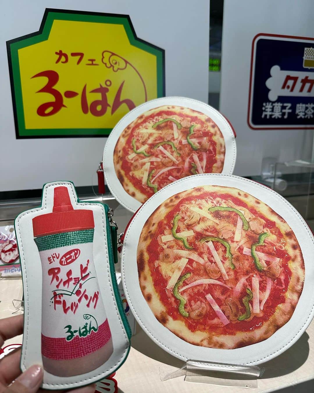 村田綾のインスタグラム：「新宿駅構内で、るーぱんさんのグッズを発見！！  思わず足を止めてしまうよねぇ(￣▽￣)♡  ドレッシングポーチは元々持っているので♪ ピザポーチを買いました(´∀｀*) 可愛すぎ♡♡♡  #るーぱん #埼玉県民」