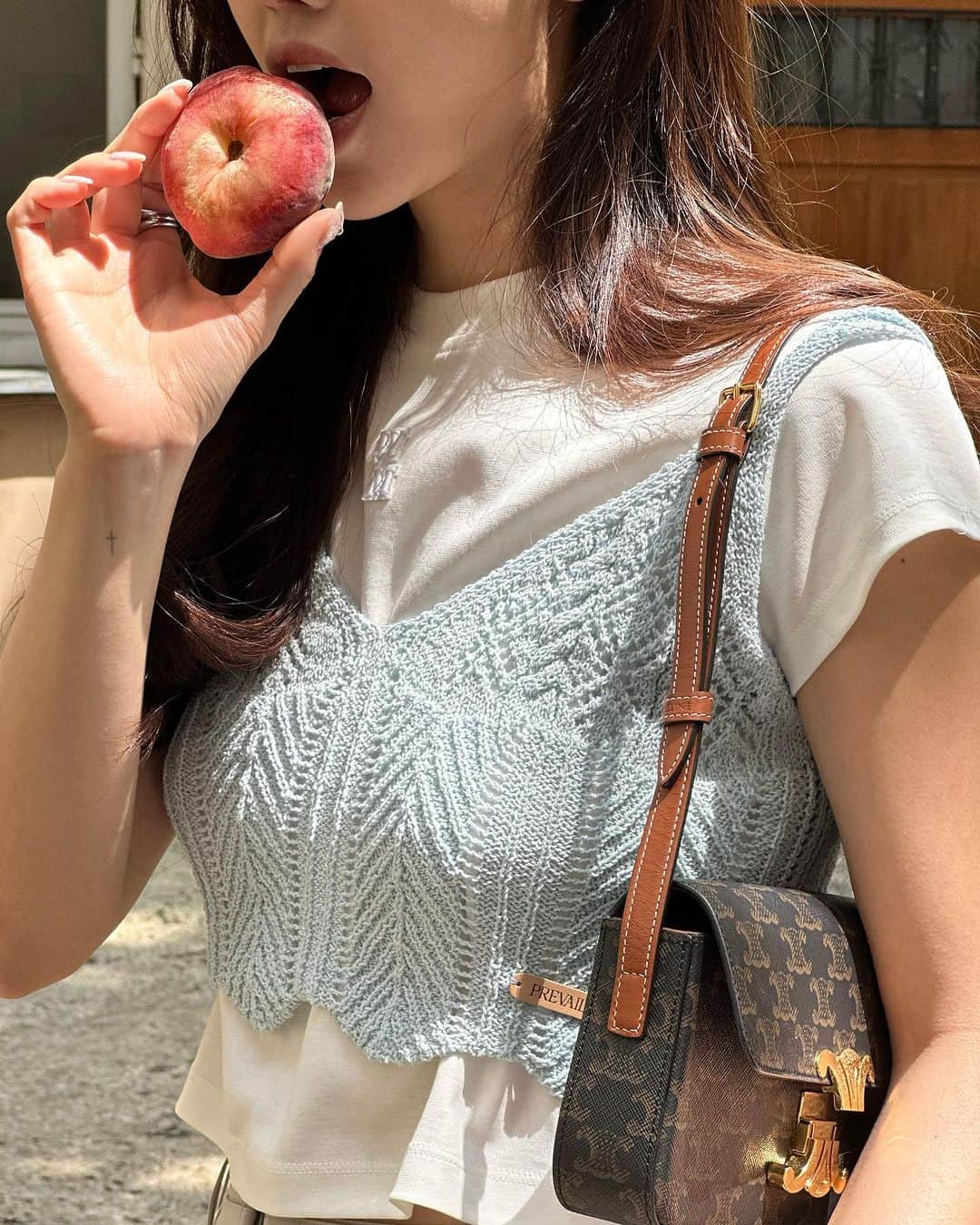COCO さんのインスタグラム写真 - (COCO Instagram)「안녕 너가 납작복숭아구나🍑 과즙 모야🍑 파리는 길납복🍑  first time eating a donut peach 🍩🍑」7月3日 13時32分 - rilaccoco