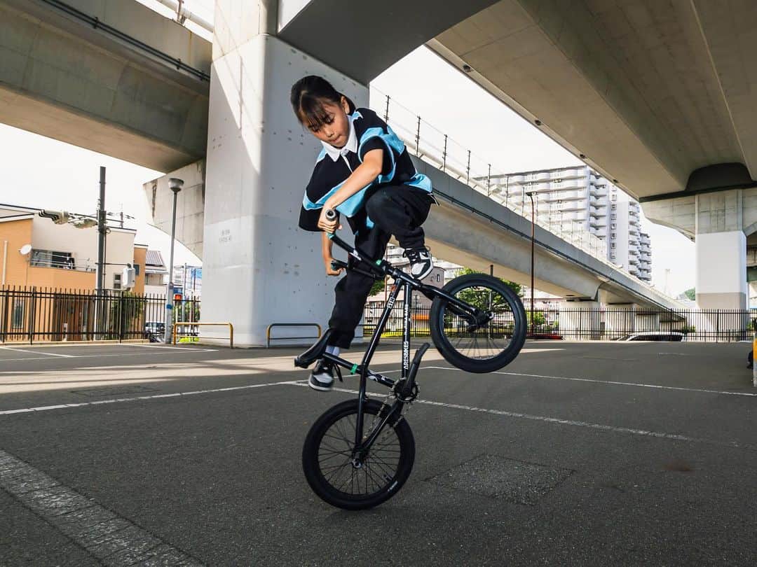 のインスタグラム：「ARESBIKES STNをカスタムして超軽量のBMXを操る  関西期待のKIDS GIRLS RIDER @manene426   BMXキッズ女子では、日本初！？の、ノーブレーキディケイドをメイク‼️  #aresbikes  #bmx #flatland #freestylebmx #decade #lumix #photography  #photographer  #lumixangle  #lumixjapan #shotonlumix」