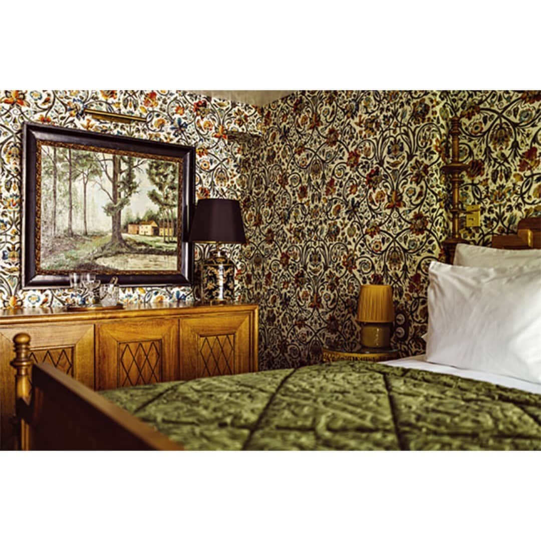 フィガロジャポンさんのインスタグラム写真 - (フィガロジャポンInstagram)「パリのニューアドレス！田舎のウィークエンド・ハウスを思わせる雰囲気の5つ星ホテルが、クリッシー広場から徒歩で約2～3分の場所にオープン。  ホテルの客室は、植物モチーフのクラシックな壁布を生かした折衷様式のインテリアが印象的。中庭に面した部屋は、寝室だけでなくバスルームからも緑の眺めが目の前に広がる。室料は350ユーロ〜。 緑の中庭にはテラス付きのレストランがあり、ランチ、ディナーだけでなく、ティータイム、アペリティフタイムも楽しめる。  📍L’Eldorado（エルドラード） 18, rue des Dames 75017 Paris Tel 01 45 22 35 21 @hoteleldorado.paris   editing: Mariko Omura photography: Benoit Linero、Mariko Omura  詳しくはこちらの記事をチェックして。 https://madamefigaro.jp/paris/230623-hoteleldorado.html  #paris #パリ #ホテル #hotel #madamefigarojapon #フィガロジャポン #マダムフィガロジャポン」7月3日 13時43分 - madamefigarojapon