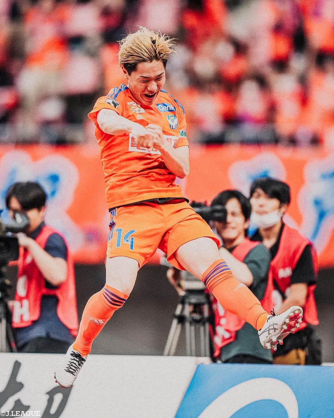 Ｊリーグさんのインスタグラム写真 - (ＪリーグInstagram)「📸𝐉.𝐋𝐄𝐀𝐆𝐔𝐄 𝐏𝐡𝐨𝐭𝐨𝐠𝐫𝐚𝐩𝐡⚽  ∼明治安田生命J１リーグ第19節∼ 7月のＪリーグもスタート‼️ 最初の試合はこちらの写真👆をピックアップ👀  #ヴィッセル神戸 #アンドレスイニエスタ #横浜Fマリノス #松原健 #名古屋グランパス #和泉竜司 #アルビレックス新潟 #三戸舜介 #アビスパ福岡 #ドウグラスグローリ #ルキアン #浦和レッズ #岩尾憲 #FC東京 #ディエゴオリヴェイラ #松木玖生 #京都サンガFC #鹿島アントラーズ #横浜FC #サウロミネイロ  #Jリーグ #jleague #サッカー #soccer #football #J30」7月3日 13時50分 - jleaguejp