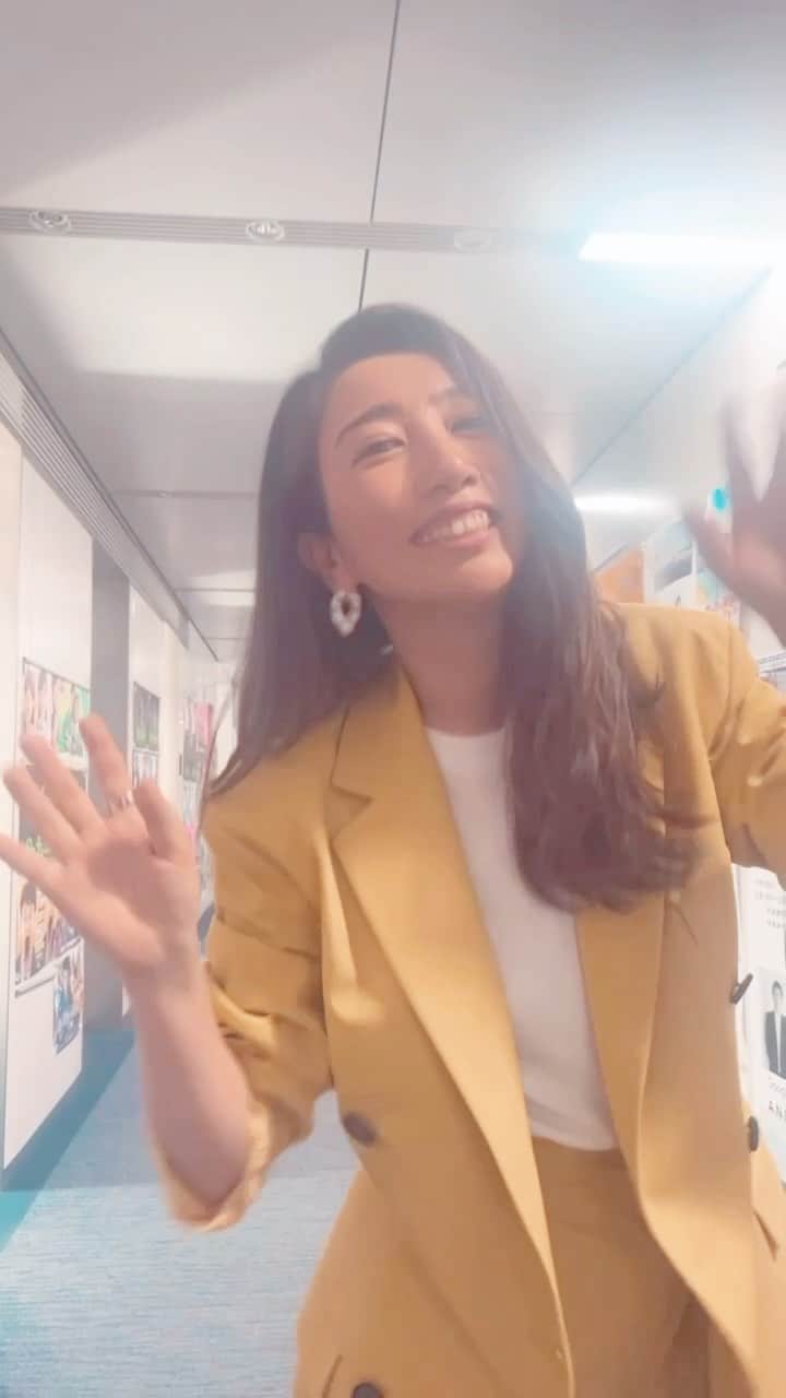 木嶋真優のインスタグラム：「7/5(水) 21:00-日本テレビ系列『上田と女が吠える夜』📺 やりたい放題2時間SP推し活に命をかける女というテーマでまた私の推しちゃん指原さんについて語れる機会を頂きました💛 長い間推しちゃんついて話せていなかったので幸せしかない収録でした。指ヲタ仲間の皆さんも見守ってねー🙏 映像は収録後に廊下で何をしているかわからない様子(失念)ですが これしかないからとりあえずアップしよ 衣装　@msgm_tokyo @msgm  #推し活　#指原莉乃　さん　#💛」