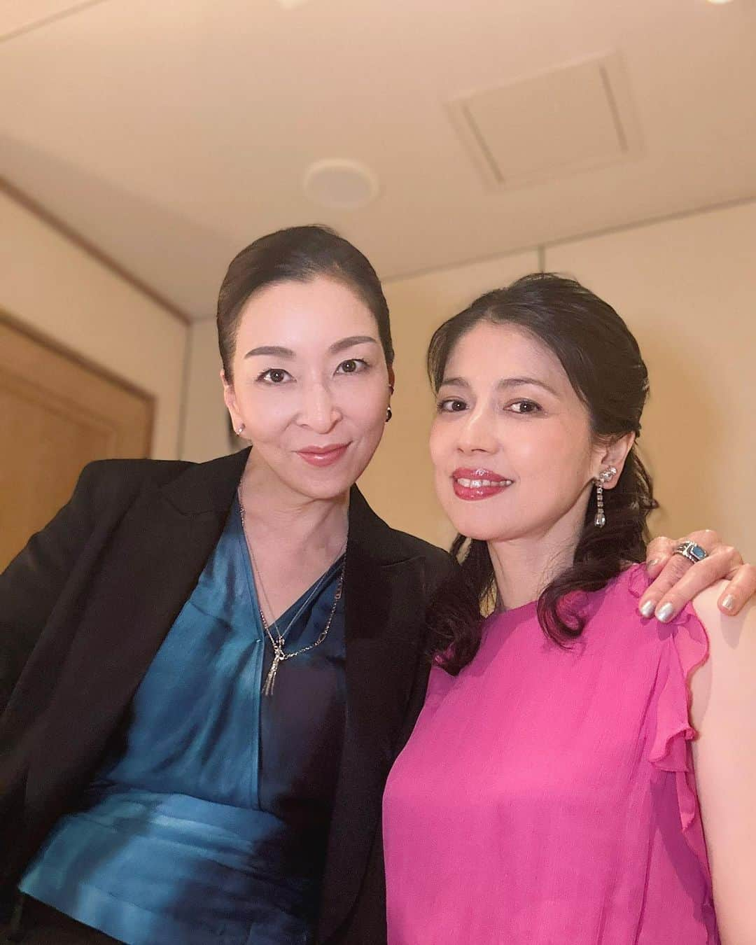 純名里沙さんのインスタグラム写真 - (純名里沙Instagram)「昨日は大好きな先輩、真矢ミキさんのファンクラブイベントにゲストとしてお招きいただいて参りました✨  今回もまた、真矢ミキさんの天才的かつ、クリエイティブな発想のお陰で、わたしのイマジネーションの扉がパカパカ音を立てて開き（笑）とても楽しい時間を過ごさせていただきました✨  ありがとうございました‼️  常にお客さまを第一に考えておられる姿に、この度も学ぶことばかり、、  太陽のように、お客さまをはじめスタッフの皆さま、会場の方々、私までをも温かく照らしてくださるミキさん、、幸せな時間をありがとうございました❤️ 是非またご一緒出来ますように♪^ - ^  ミキさんのファンクラブの皆々さまもあたたかくお迎えくださり、とっても嬉しかったです❤️  こころより、感謝をこめて、、✨ ありがとうございました😊  #真矢ミキさん #ファンクラブ #VENUS #スペシャルイベント #ゲストで参加させていただきました #楽しすぎました #おなかよじれました #あたたかい時間に感謝  #ありがとうございました  #純名里沙 #risajunna」7月3日 14時07分 - risajunna3158