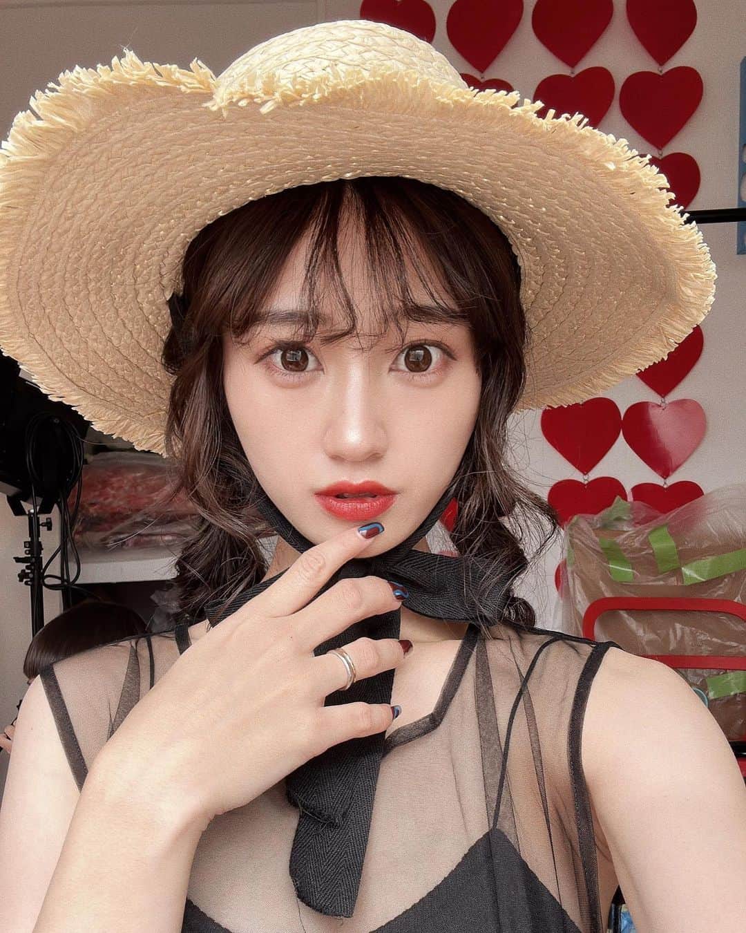 のインスタグラム：「何枚目がお好き？？❤️  普段私服はがジュアル系とか メンズライクなものが好きだけど 甘めな格好させてもらって ブリブリぶりっ子させてもらった🥹🌷  今回の撮影期間､今までで1番ムチ子さんで参加なのだけど それでも息子の時よりも気をつけて 体重体系管理してる‼︎…つもり🤣爆  無理なく 楽しく 頑張るぞ〜🔥🔥🔥  #男の子ママ #ママコーデ #コーデ #コーディネート #ファッション #麦わら帽子 #麦わら帽子アレンジ #ヘアアレンジ #アレンジ #巻き下ろし #ママ #instagood #instagram #instafashion」