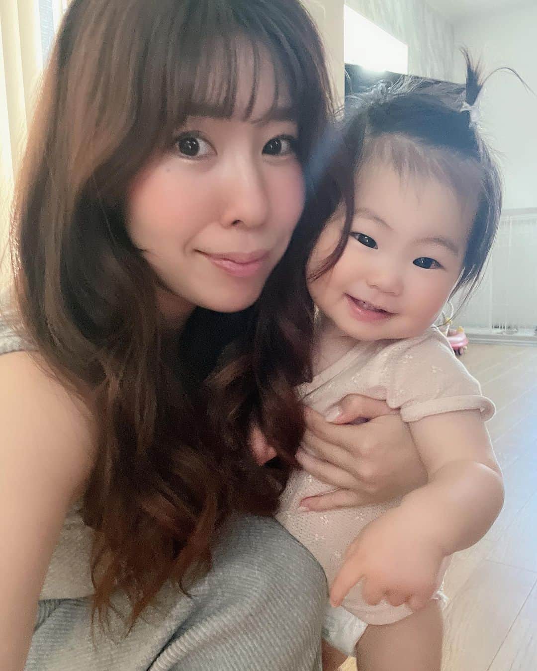 桃尻リカのインスタグラム：「お家にいるときは肌着とオムツ姿でございます🥹💓  #赤ちゃん#オムツ#パンパース#女の子ママ#育児#もうじき1歳#出産#産後#赤ちゃんのいる暮らし」