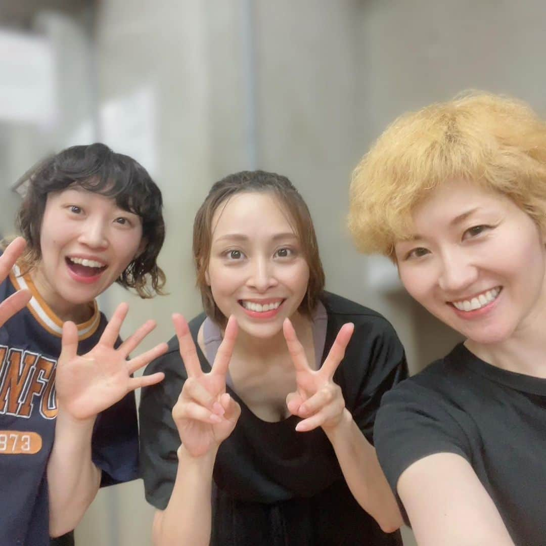 沙月愛奈さんのインスタグラム写真 - (沙月愛奈Instagram)「⁡ ⁡ 毎日暑さと闘っています。 皆さま、もう7月ですね🛟 時が経つのは本当に早いものです。 ⁡ さて、私は今暑さだけではなく、役と向き合い自分とも闘っています。まだまだな自分にがっかりするけど、時間がある限り更に上を目指して頑張ります。 ⁡ 昨日の稽古終わりに一緒に撮ってもらったのは、元気でかっこ可愛いガブローシュの柿の葉ならちゃんと、姑息なテナルディエ夫人の伊地知玲奈ちゃん。お二人の活躍もお楽しみに✨ ⁡ 今日も闘ってきます！   #舞台レミゼ  #レミステ  #柿の葉なら ちゃん  #伊地知玲奈 ちゃん  #沙月愛奈」7月3日 14時16分 - satsuki_aina_ayumi