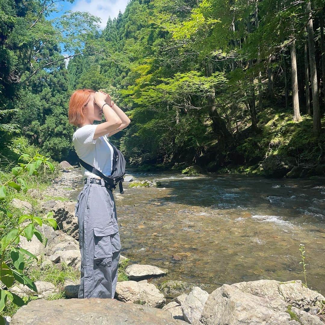のインスタグラム：「自然いっぱい感じてきた。 普段外に出るのとかあんま好きじゃなくて ゴルフ以外でないけど 川はなんか好きになった。  暑いのに涼しいし、 そこにいるだけでパワー回復してくる感じ。  マムシにも初めて会った。 いやだった。 (向こうからしたら急に住処に来られる方が嫌か。)」