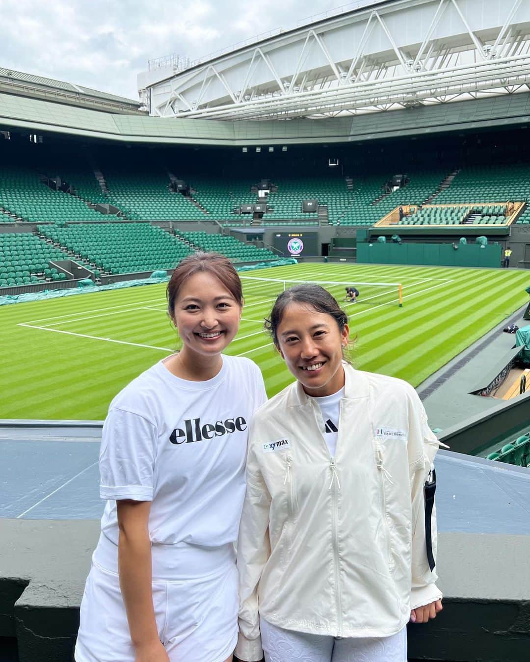 西口真央さんのインスタグラム写真 - (西口真央Instagram)「WIMBLEDON CENTER COURT🍓🎾 ウィンブルドンのセンターコート🌱  芝の鮮やかな緑に白が映える、、！！！ そして毎日、白のウェアを着たくなる🤭 Simple is Best！！  #wimbledon #wimbledon2023  #ellessejapan #ellesse  #wilson #wilsonjapan  #ウィンブルドン #ウィンブルドン2023  #エレッセ #エレッセテニス #エレッセジャパン  #ウイルソン #ウイルソンテニス #ウイルソンジャパン #新時代へシフトする #シフト #テニスラケット ※撮影許可頂きました」7月3日 14時24分 - maaaaaaaoo_1003