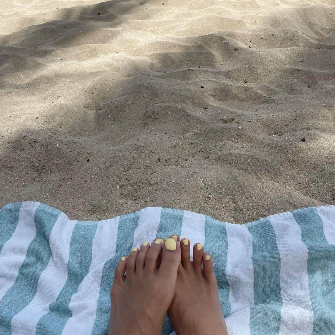 カナカ・ステラのインスタグラム：「Pedis by @crescemt._y 💛 ハンドとフットはいつもゆうかにやってもらってます！ 早いのに持ちが良くて、最高にかわいい。 現地で取れることとか絶対ないから ずっとかわいいままでいれる💅 いつも本当にありがとう🐚」