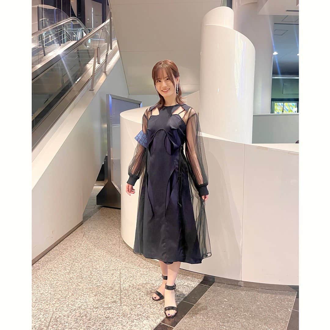 瀬戸麻沙美のインスタグラム：「#じゅじゅフェス　お疲れ様でした！  スタイリストさんに素敵なお衣装アクセサリーをご用意して頂きました😌キラキライヤリング⭐︎ @mori_mori_moriya  さん👗  朝のリハから終演まで、14時間キープできるよう、一日中顔や髪の治安を守ってくれたメイクさんに感謝🙏✨ #久木田梨花 さん💄  ネイルはいつもお世話になっているネイリストさんに素敵に仕上げて頂きました🌹たまには載せちゃう💅  未可子さんとの写真(*ﾟ∀ﾟ*♡ 楽屋でも出演キャストのみなさんとおしゃべりできてとっても嬉しかったあ😌  これだけ大きなイベントを動かすって本当にすごいことだなあと、裏側をちょこちょこしていただけの私ですが、そう心から思いました😌  さまざまなジャンルのプロフェッショナルのみなさんに会えるのって学びが多いです_φ(･_･💡」