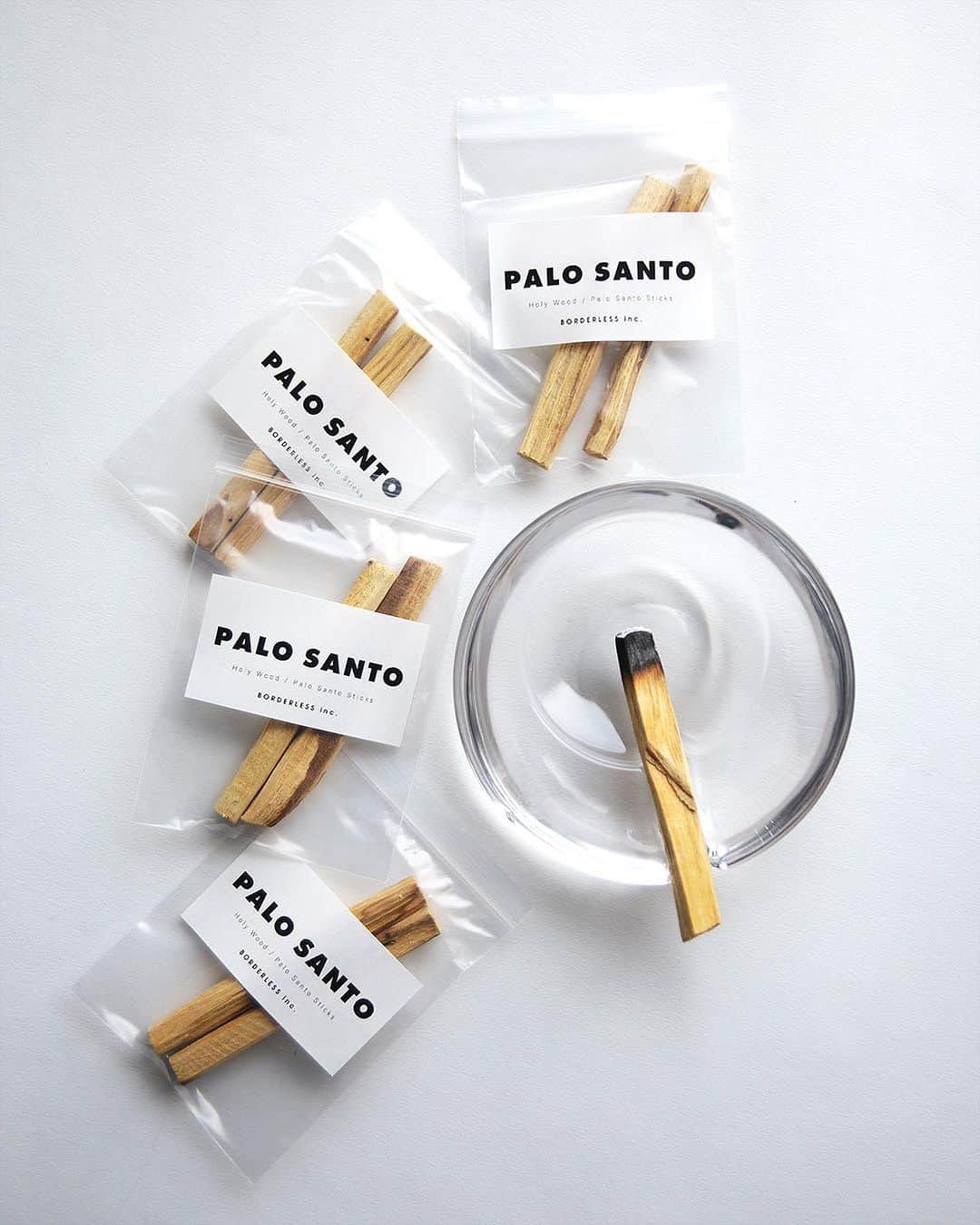 B.L.W (ブルー)のインスタグラム：「___ . New. BORDERLESS inc. / PALO SANTO(2P) ______ . B.L.W（BORDERLESS inc.）オリジナルのパロサントパックを制作いたしました。 . パロサントはスペイン語で「聖なる木（英名＝Holy  Wood)」と呼ばれる南米原産の香木で、火をつけてお香のように立ち上る煙を楽しんだり、着火せずお部屋に置いておくことで微かな香りを長期間お楽しみいただけます。 . 個人的にも1年程前からパロサントを愛用しているのですが、パロサントの立ち上る煙と香りは視覚と嗅覚の両方から癒やしをもらたしてくれるような気がして、就寝前のリラックスタイムに使っています。 . 今回はパロサントが初めての方にも、お試し頂きやすいように2本セットでの販売となります。 . . 詳細はリンク、又はプロフィール( @borderless_b.l.w )よりご覧下さい。 . . #palosanto #palosantostick #palosant #aroma #incense #パロサント #リラックスタイム #アロマ #インセンス #borderless_blw」
