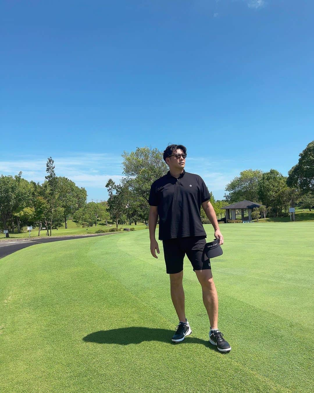 mirayさんのインスタグラム写真 - (mirayInstagram)「昨日は4月ぶりのgolf⛳️🧡  お昼過ぎからゆるりと夫婦でハーフまわってきました🏌️‍♀️🏌️‍♂️  早起きじゃないし気楽だし風が気持ちよく お天気最高だったし言うことなし!!!😆🫶  いつも「ナイショーーっ!!」と褒めてくれる旦那さんは1オン1パットの バーディーが出てナイス〜っ👏👏👏👏  私はまだまだゆるふわへなちょこだけど すこ〜しだけマシに、、これでもね!?w 少しマシになってきた…😂💦  とか言いつつハーフで64も叩きましたけど🥲  あっという間にゴルフちゃんと始めて １年だ!!! (半年やってなかったけどw)  はたして上手くなるのだろうか… なると信じて  早くまた行きたーい😆🩷  #golf #ゴルフ #ゴルフ女子  #ゴルフ歴1年  #ゴルフ初心者 #夫婦ゴルフ #ゴルフの後は焼肉」7月3日 14時41分 - miray0705