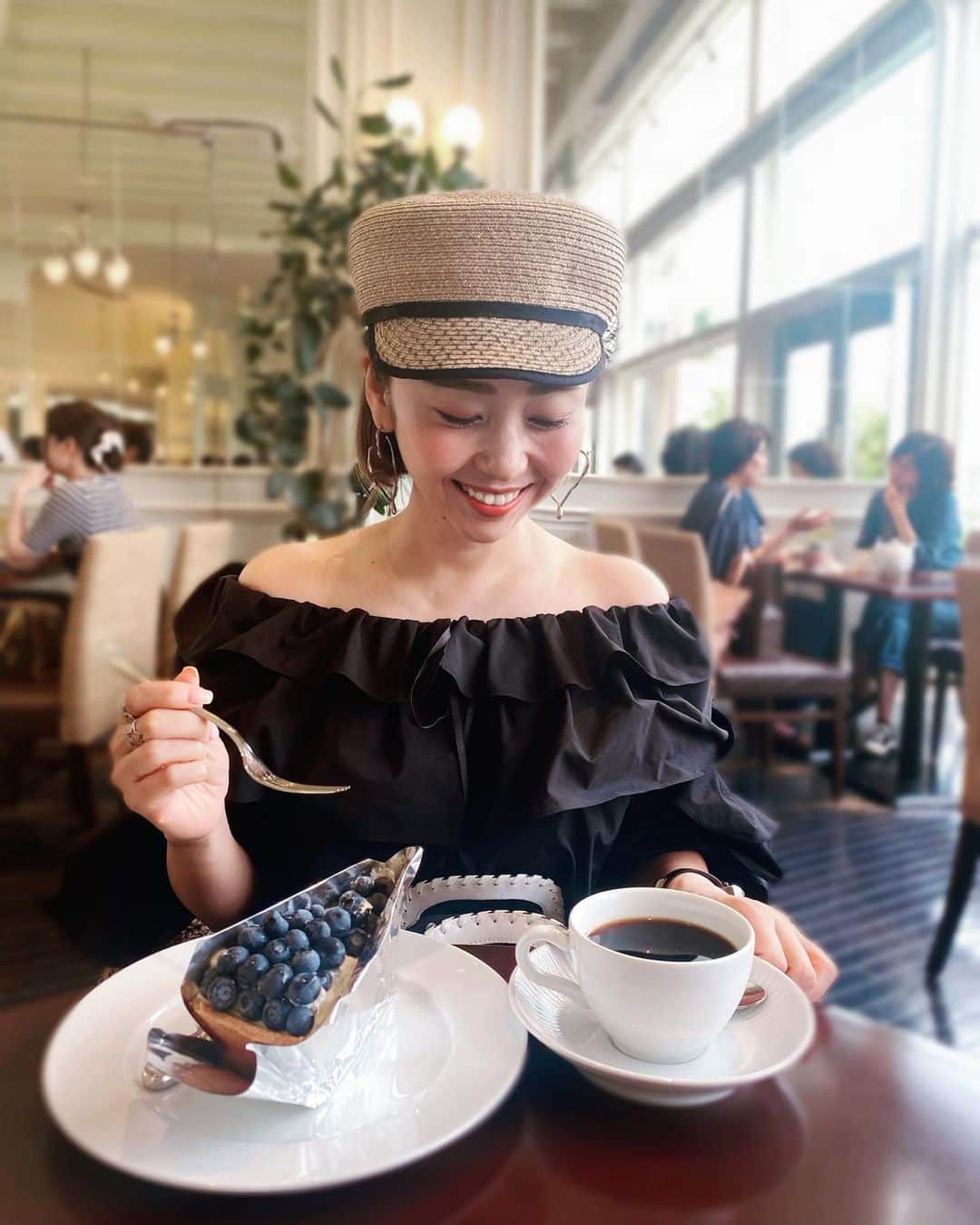 松本亜希のインスタグラム：「・ 親友と少し会えてキャッチアップ🗣️🩷 @harbs1981 のケーキ🍰 久々食べたけどやっぱ美味しいね😋  今日は @myine_my のオフショル🖤 オフショルってやっぱずっと好きや❤️❤️」