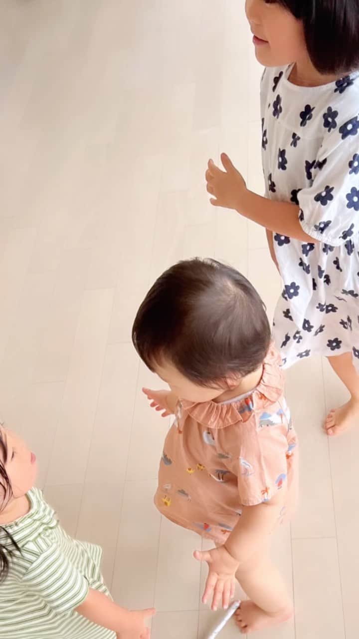 HALCAのインスタグラム：「可愛いみんなの成長を見守ることは 私にとってのしあわせ、よろこび、なのです🥹❤️‍🔥 ⁡ ゆかりちゃんの娘ちゃん達に久々に会えて嬉しく 娘も優しいお姉ちゃん達のことが大好きなようで 抱きついたり、追いかけたり、遊びを真似したり ときにはお昼寝の邪魔をしたり(ごめんね！) はぁ、どこを切り取っても愛おしい〜！ ⁡ ライオンキング観たり🦁LEGOデュプロしたり🧩 ちゃっかり夜ご飯まで一緒に食べさせてもらったり、、 @yucali_halcali いつもありがとーーー🫶🫶🫶 次に会うときはどんなやりとりが見れるかな？  しかし、1歳年上の次女ちゃんと あまりサイズが変わらない娘🤭 (いや、むしろ実は娘の方が重いのですが🤪🎶)」