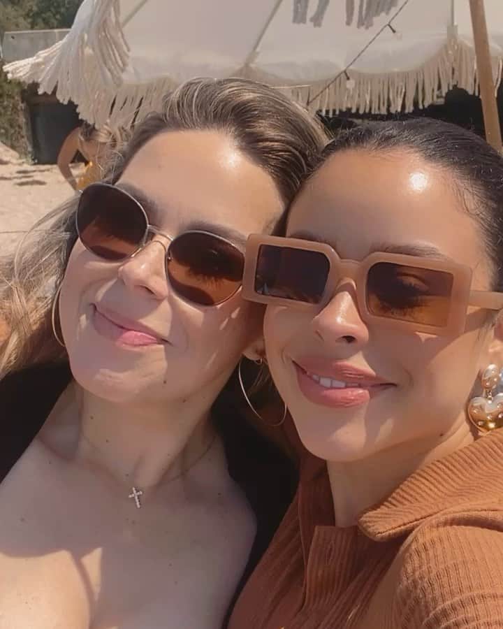 のインスタグラム：「Happy birthday to one of the biggest lights in my life @hairbybethy! I thank God everyday that our paths crossed. Thank you for being you, thank you for always being there to turn my frown upside down & always being up to a silly tiktok challenge i throw your way🥹💋You deserve it all & more🎂💗💗💗 p.s. you might hate these but i love our memzzz heheh」