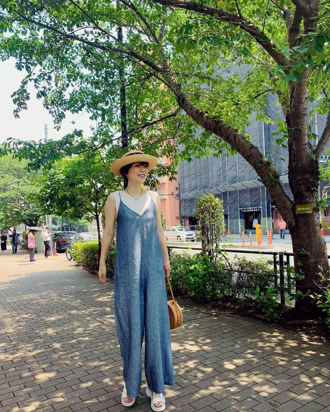 のインスタグラム：「週のはじまりは事務所へ。事務所そばの桜並木の下、木漏れ日が気持ちいいです #夏」