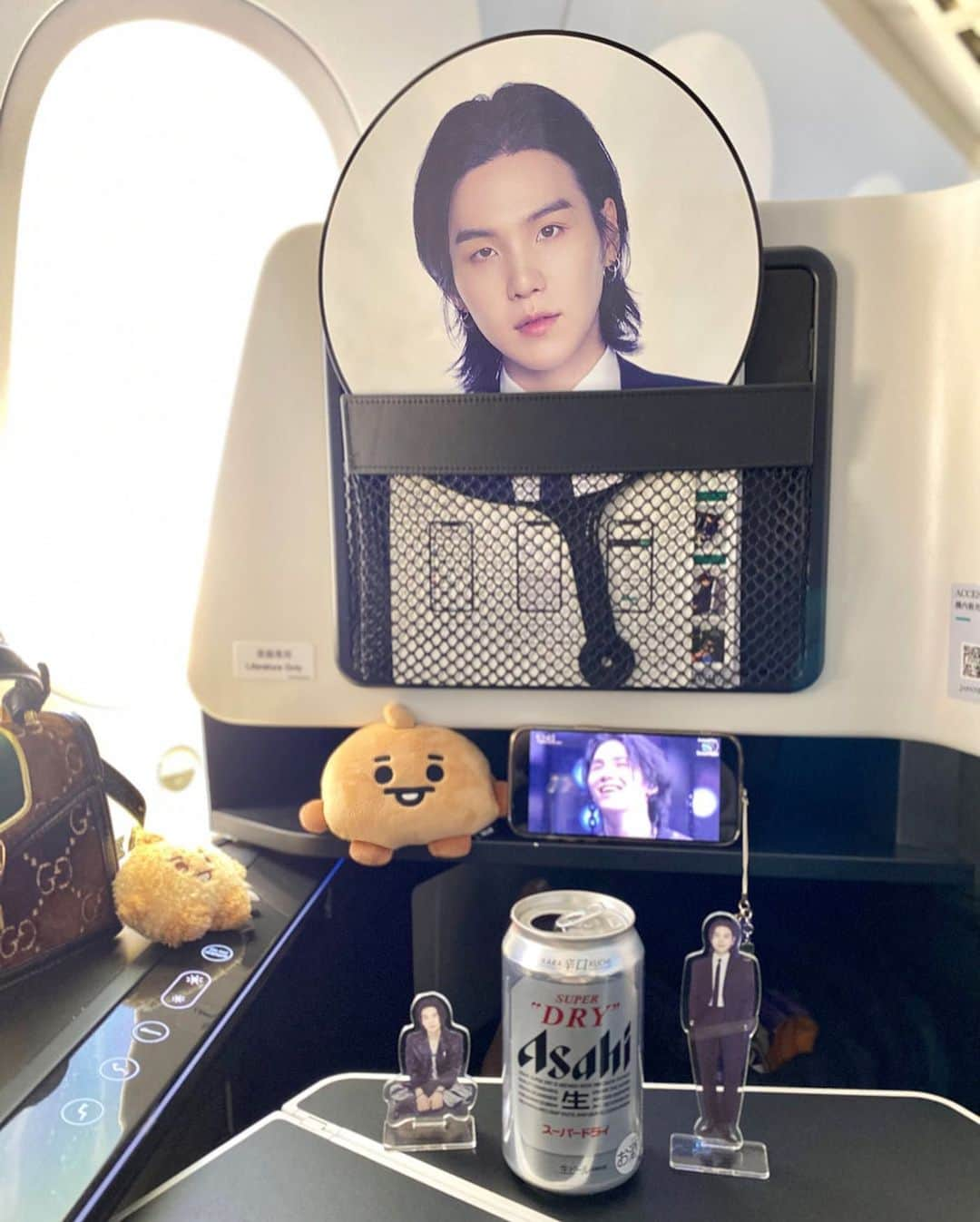 TONEAYUのインスタグラム：「ソウルコン、オタク旅✈️💜 ⁡ 撮影用にセットしたけど、居心地よくなって、このまま自分の部屋みたく過ごすやつ🤣 ⁡ ⁡ #zipair出禁にならなくてよかった← #韓国 #Seoul #渡韓 #SUGA #AgustD #ユンギ女の渡韓記録 #SUGA_AgustD_TOUR_in_Seoul」