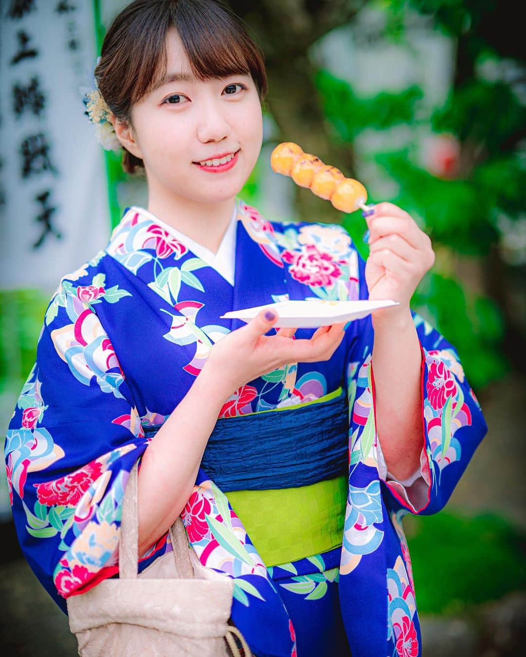 鈴木のぞみのインスタグラム：「春の着物撮影会の1枚☺️  花よりお団子🍡🍡🍡🍡🍡  #撮影モデル #ファインダー越しの私の世界 #カメラマンさんと繋がりたい #撮影会イベント #花より団子 #鎌倉グルメ #着物レンタル #着物女子 #ただただ美味しいものを食べる女 #のぞみん #instagood #instalike #japanesegirl #kimonostyle #kimono」