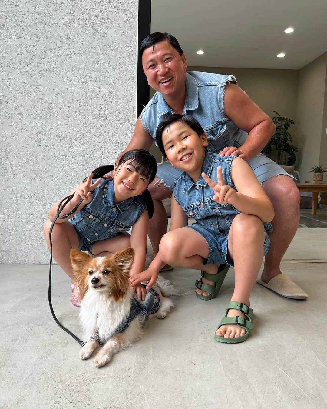 スギちゃんのインスタグラム：「ファブーリーズのCMに出てる子供達は誰だかわかるかだぜぇ？ 鈴木楽くん鈴木誉ちゃんだぜぇ そうだぜぇ鈴木家の4兄弟の次男次女だぜぇ 鈴木家4兄弟全員と仕事したことある人なかなか居ないって 特別な存在になれたぜぇ^_^ そしてこのワンちゃん全て支持のみでこのCMを撮り切ってたぜぇ 歩くスピードももっとゆっくりって指示出して みんなのスピードに合わせてたぜぇ このワンちゃん恐ろしいくらい賢い子だぜぇ あんなに上手にみんなでゴロンって出来ます？ 凄すぎだぜぇ^_^」