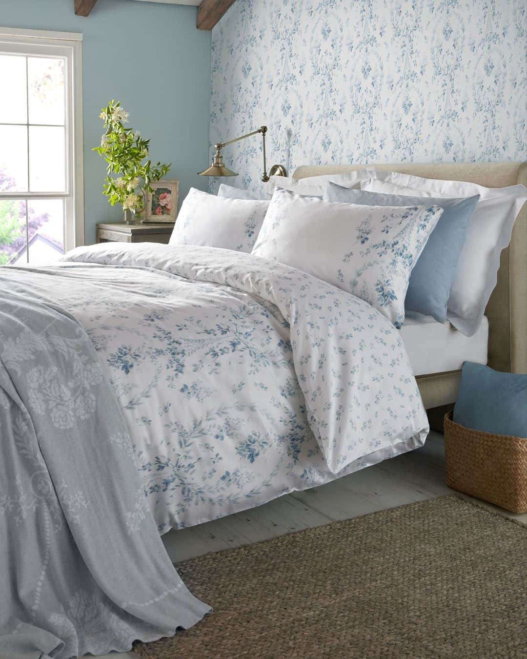 ローラアシュレイのインスタグラム：「Give your bedroom a summer refresh with the Marabeau bed set. Beautiful budding bows in classic Laura Ashley Seaspray tones.⁣ ⁣ 🔎 Marabeau Duvet Cover and Pillowcase Set」