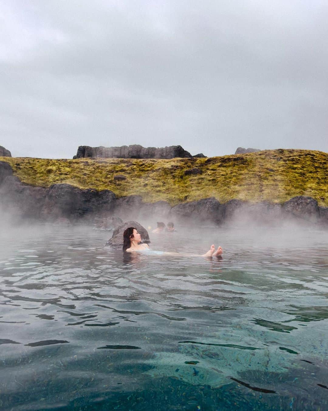 Y U R I Eさんのインスタグラム写真 - (Y U R I EInstagram)「🇮🇸サウナ記録🧖🏻‍♀️  サウナ付きの露天風呂がたくさんあるアイスランド。 2021年にオープンした #スカイラグーン に遊びにいきました。♨️  カラダを整える為の7ステップが新鮮だった！  1-露天風呂 2-水風呂 3-サウナ 4-コールドミスト（冷シャワー） 5-ボディスクラブ（塩） 6-スチームサウナ 7-普通のシャワー  水風呂の後にサウナ❓って思ったけど、アイスランドでは冷水浴はコールドセラピーと言って伝統的な入浴方法だそう🧊サ室の中から見える景色とデザインがとてもよかったわぁ〜🩵 今度はオーロラの時期に来たい🥹（いつになるやら） #iceland #skylagoon  #skylagooniceland  #サウナ #サ旅 #アイスランド」7月3日 15時04分 - yuriexx67