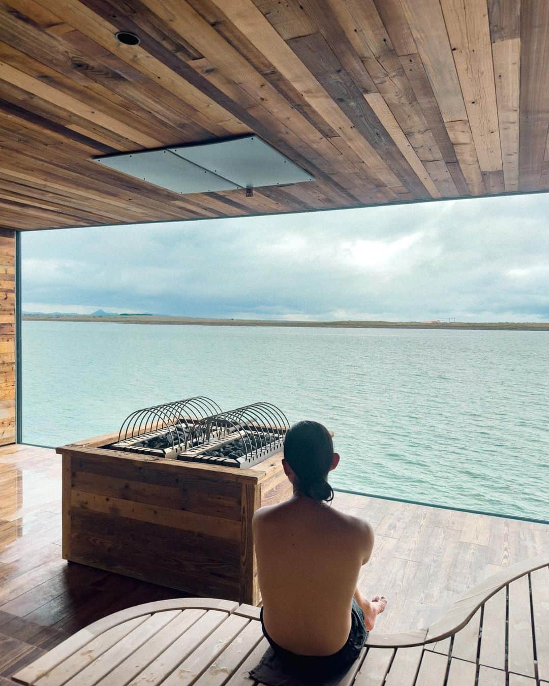 Y U R I Eのインスタグラム：「🇮🇸サウナ記録🧖🏻‍♀️  サウナ付きの露天風呂がたくさんあるアイスランド。 2021年にオープンした #スカイラグーン に遊びにいきました。♨️  カラダを整える為の7ステップが新鮮だった！  1-露天風呂 2-水風呂 3-サウナ 4-コールドミスト（冷シャワー） 5-ボディスクラブ（塩） 6-スチームサウナ 7-普通のシャワー  水風呂の後にサウナ❓って思ったけど、アイスランドでは冷水浴はコールドセラピーと言って伝統的な入浴方法だそう🧊サ室の中から見える景色とデザインがとてもよかったわぁ〜🩵 今度はオーロラの時期に来たい🥹（いつになるやら） #iceland #skylagoon  #skylagooniceland  #サウナ #サ旅 #アイスランド」