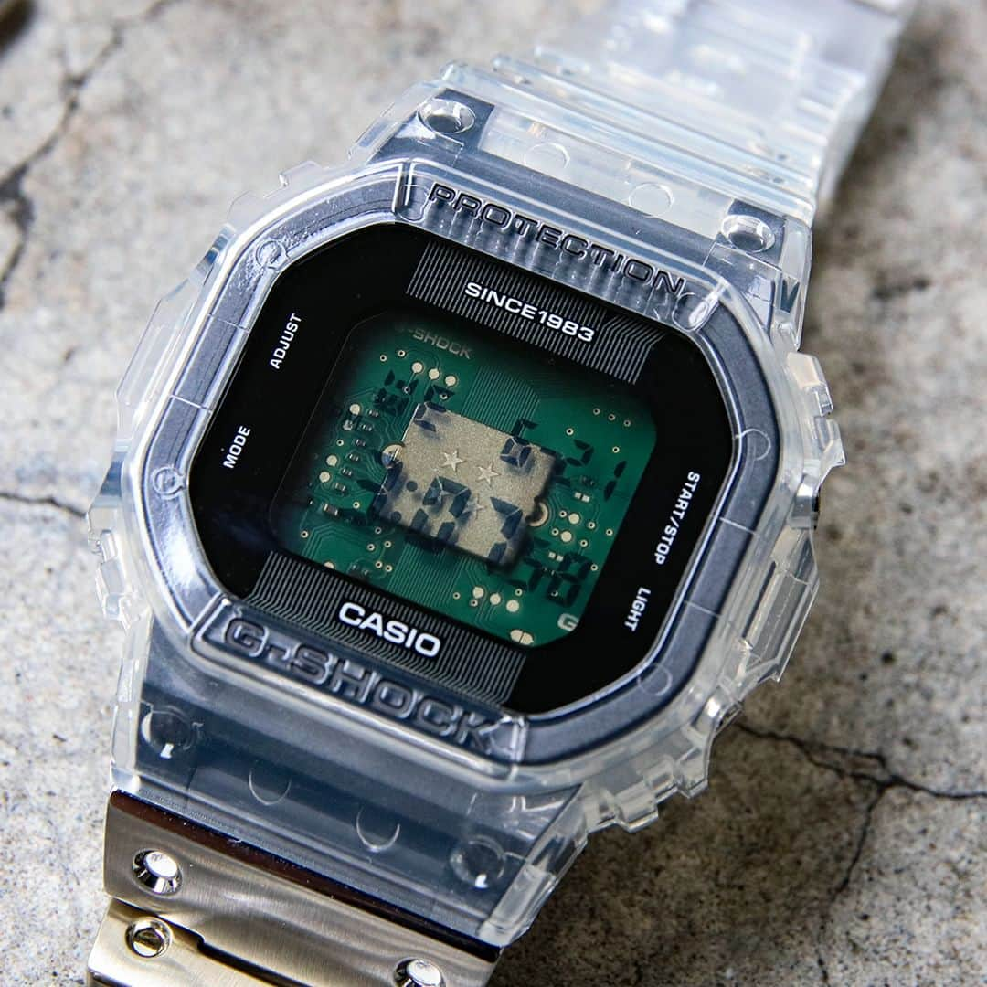 TiCTACのインスタグラム：「回路基板がのぞく、遊び心あふれるシースルーデザインのG-SHOCK✨ 「G-SHOCK 40th ANNIVERSARY SHOCK THE WORLD CAMPAIGN」開催中！  歴代の人気モデルの再構築をイメージし、モジュールや回路基板など内部構造が丸見えのスケルトン素材「透明グラスファイバーダイアミド」を多用。あくなき挑戦を続けてきた、G-SHOCKのチャレンジ精神を表現した40周年記念にふさわしい特別モデルです。今だけご購入の方に先着でオリジナルフェスグッズをプレゼント！  ■G-SHOCK 40th Anniversary SHOCK THE WORLD キャンペーン 7/7(金)～7/20(木) チックタック系列各店にて、「G-SHOCK 新作フェア」を開催。注目の「40th Anniversary Clear Remix」シリーズをいち早く手に入れるチャンスをお見逃しなく！ また、期間中、チックタック系列店・オンラインストアにてG-SHOCKをお買い上げの方に、先着でオリジナルフェスグッズをプレゼント！  ＊ノベルティは数量限定のため、なくなり次第終了となります。 ＊各店舗の予約、在庫状況はショップまでお問い合わせください。   #gshock #gshockwatch #GSHOCKWOMEN #gshockjapan #gshocklover #gshockcollector #gショック #Clear #watch #watches #watchgeek #watchlover #watchcollector  #clearremix #skelton #スケルトン #クリア #透明 #透明感 #透明感カラー #シースルー #メカ #腕時計 #時計 #手元 #手元コーデ #手元倶楽部」