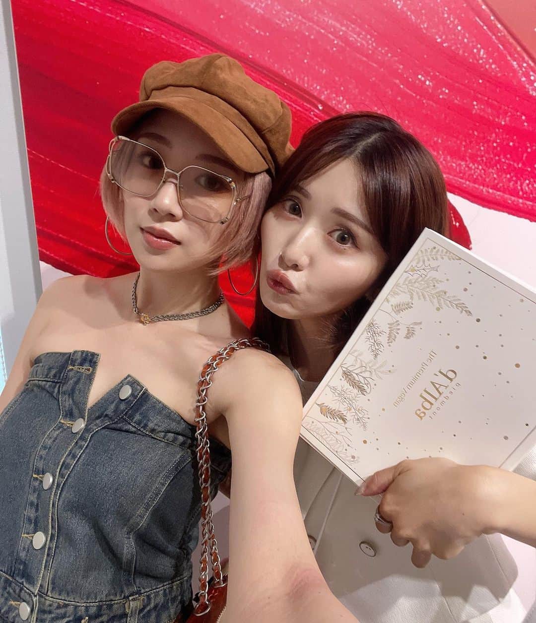 SARAのインスタグラム：「@nugu_beauty のイベントへ💄 元々愛用してるブランドから初めて使うブランドまで可愛いアイテムたくさんゲットしてきた🤤🫶 nugu beautyでは全部が正規販売だから安心してお買い物できる☺️🩵  #nugu #kcosmetics」
