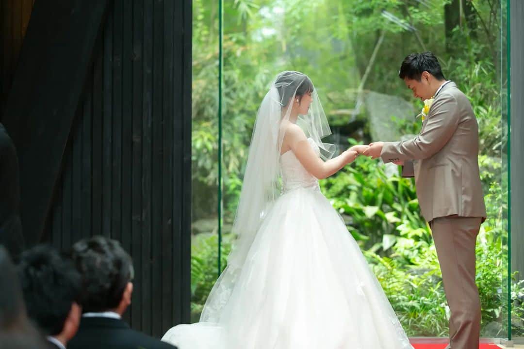 迎賓館さんのインスタグラム写真 - (迎賓館Instagram)「@geihinkan1970  #リングピロー #指輪の交換 #結婚指輪 #挙式  /////////////////////////////    1日2組限定の贅沢  大阪万博で世界中の国賓をもてなした 本物の迎賓館   都心から少し足を延ばすと 8万坪の緑一面のリゾートが広がる 圧倒的な開放感  四季折々の美食をお贈りします  ブライダルフェアにてご試食も可能◎ 公式ホームページが最もおトク！！ プロフィール欄より簡単予約  /////////////////////////////  #最高のおもてなしの舞台 #迎賓館 #ghk花嫁 #結婚式 #wedding #ウェディング」7月3日 20時30分 - geihinkan1970