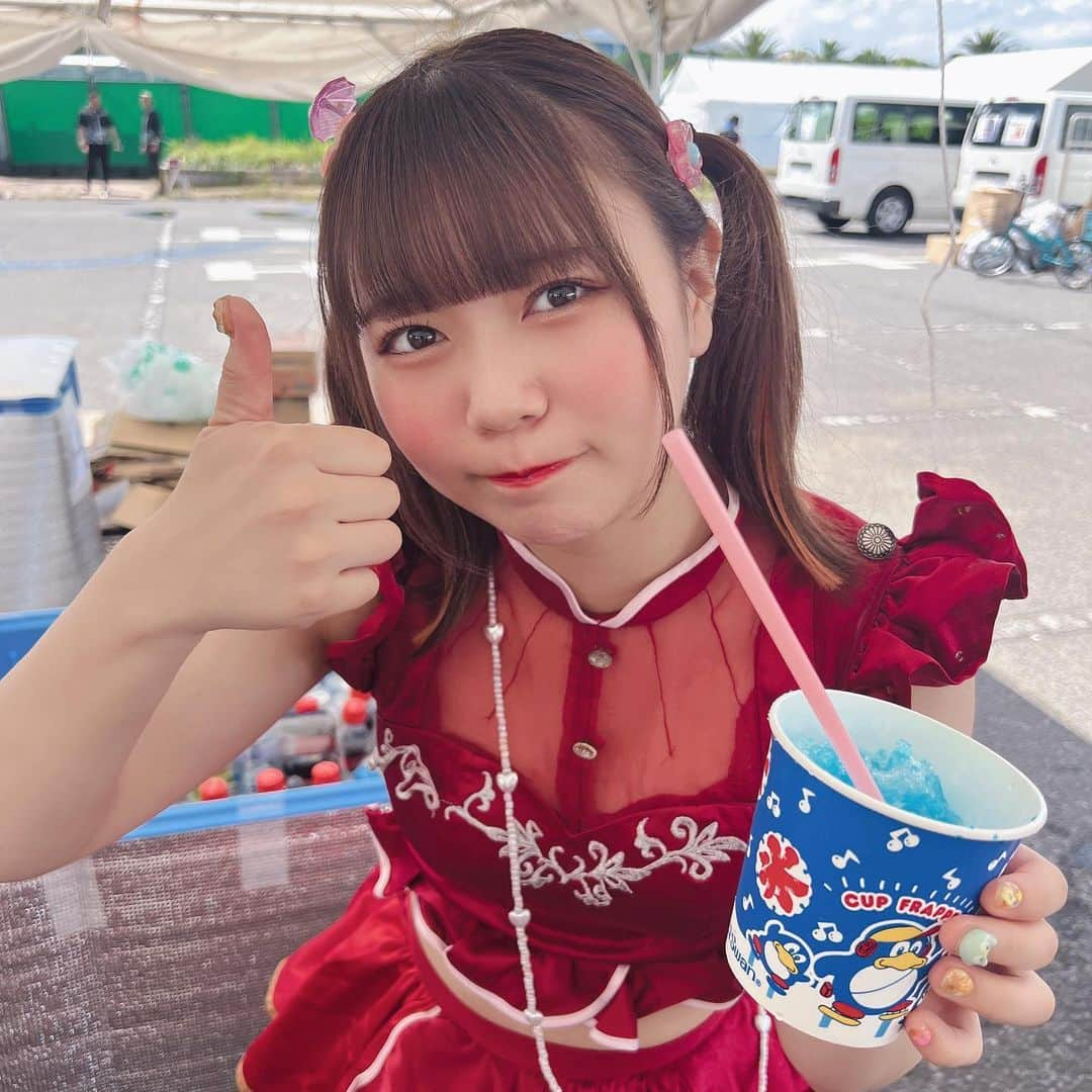 桜田アンナのインスタグラム：「かき氷で夏を感じるよねえ〜🍧  あんなはブルーハワイ派🏝️  みんなは何派？？  #あんなかわいい　#純情のアフィリア　#外ハネツインテール」