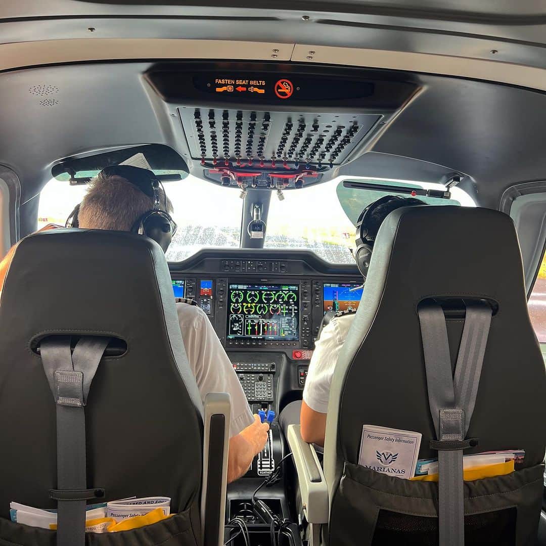 𝑀𝑎𝑘𝑖𝑀𝑖𝑘𝑢のインスタグラム：「サイパンからロタ島行きの飛行機 普通の飛行機やとおもて予約してたら 10人乗りの小型飛行機だって貸し切りだったの 嬉しいしラッキーすぎた🥹」