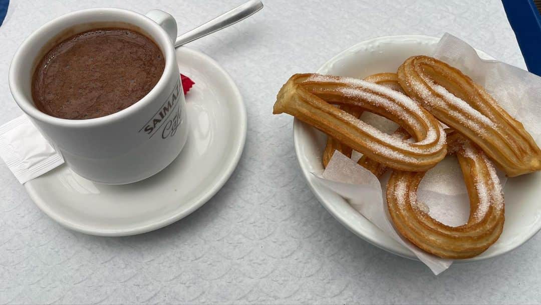 アグネス・チャンさんのインスタグラム写真 - (アグネス・チャンInstagram)「Real Spanish churros! Dip them in hot chocolate! Best churros ever💕💕」7月3日 15時21分 - agneschan1