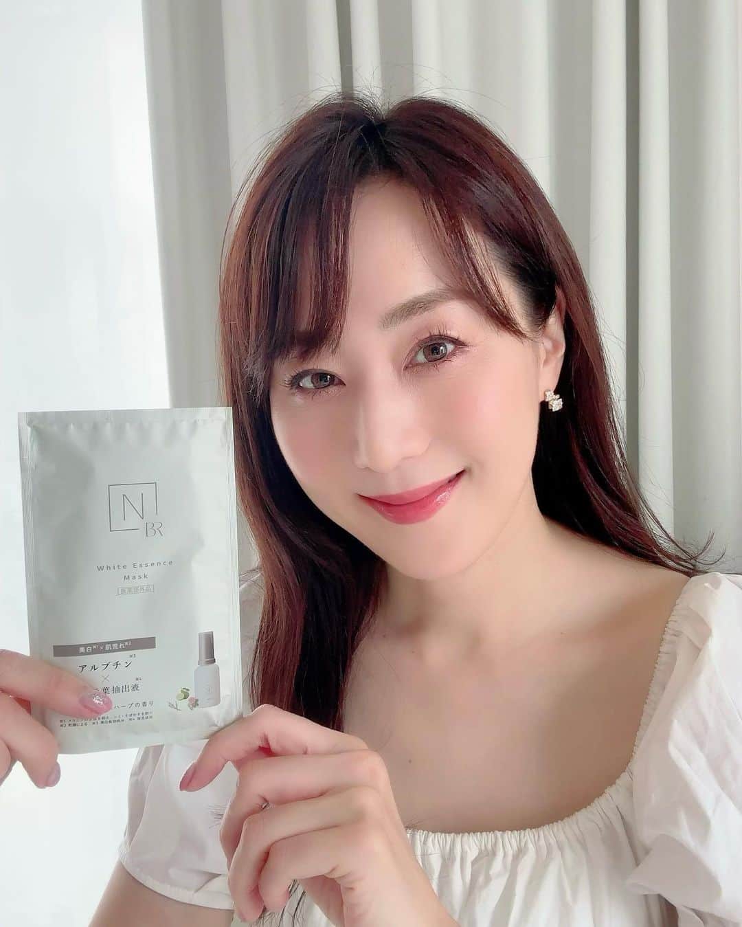 村上麻衣のインスタグラム：「✨💎💠N organic Bright ホワイト　メラノリーチ　エッセンスマスク💠💎✨  N organic　@norganic_official から5/22新発売！  美白※有効成分アルブチン　× 保湿成分サクラ葉抽出液が配合された、医薬部外品のマスクです🌸  肌荒れ対策をしながら、濃密美白※ケアをしてくれます。  このBrightマスクは、 美的プチプラ部門プチプラマスク編なんお第1位をとったんですって✨  私が使用した感想は、 さすがのN organic →シトラスハーブの香りがとっても優雅💚 7種の天然精油でうっとり🌿🕊️  また、シートがなめらかな手触りで、かなり大きい！ 美容液も贅沢な量なのでお顔全体にしっかり密着します✨ 途中はがれたりしません。 お顔が終わったら首にもしっかり2度目パックができました🤭  うるっとした使用感でした🥰✨  これからとくに紫外線や露出が気になる季節です。 お日様や海が大好きな私は、しっかりケアしていきたいです🩵  ※美白とはメラニンの生成を抑えてしみ•そばかすを防ぐ  #Nオーガニック#Norganic #Norganicbright#パック#シートマスク#美白」