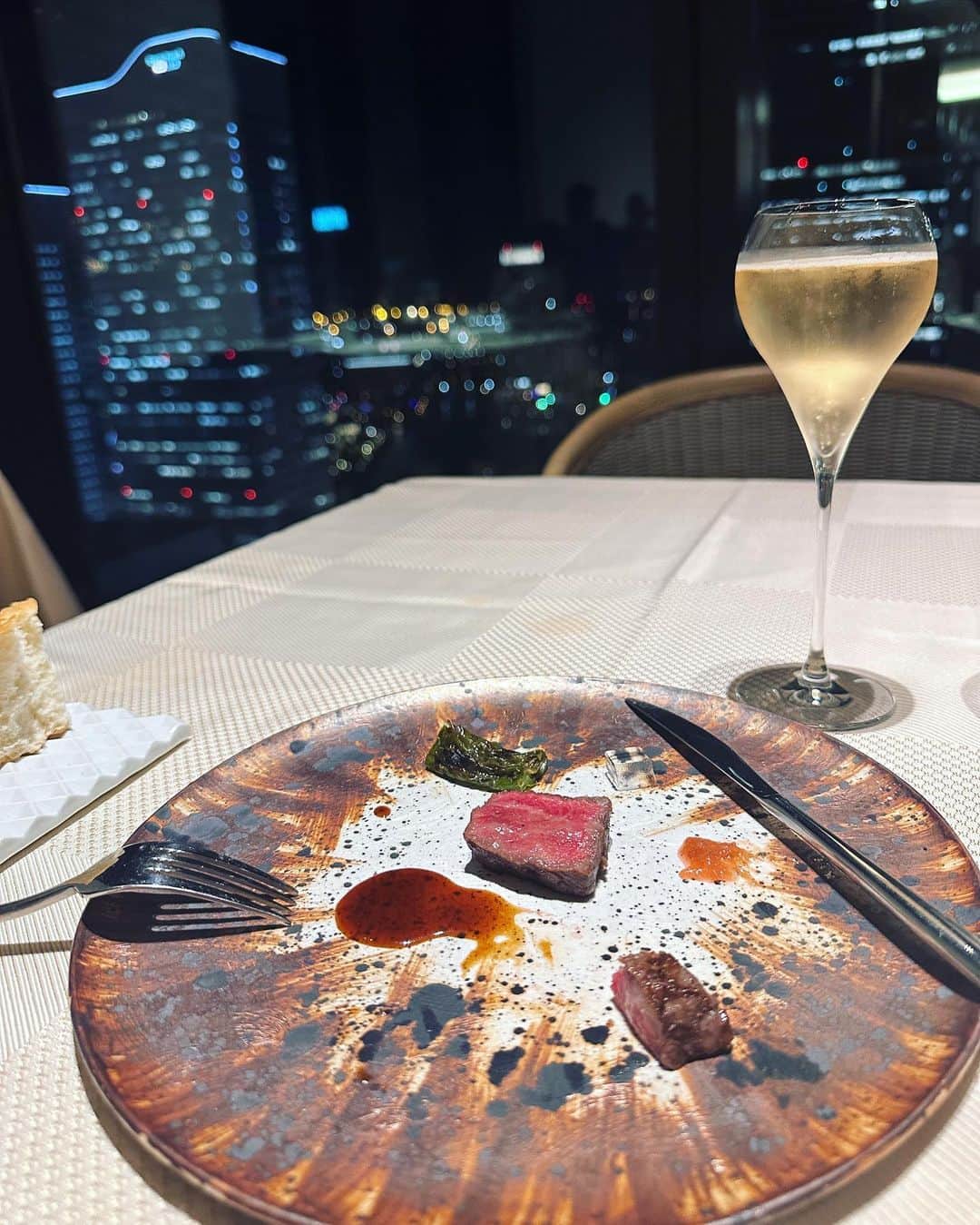 上原歩さんのインスタグラム写真 - (上原歩Instagram)「🍾🍾🍾🍽️  YOKOHAMA MINATOMIRAI premier Hotel 🏨 @mitsuigardenhotels   横浜には魅力的な飲食店が連なりますが、 お昼も中華街で食べたので ディナーはホテルにお願いすることに。  コースでお願いしたのですが どれもこれもとっても美味しい！  シャンパン4杯おかわりしちゃったほど 味も創作性も全部すき🥂  最後のラビオローネというお料理はもうびっくりと美味しいとでこれでずっとお酒飲めます。 あと ホタルイカのラグー五香粉パスタ もう絶品です🦑✨  コースのお値段も味・クオリティを考えても驚くほど良心的。 ご宿泊の機会にはぜひ食べて頂きたいし ディナーだけでもおすすめできちゃいます  美味しいってほんとにすごいです。 不機嫌でも落ち込んでても 人を笑顔にしてしまう。神の手🤌  そして誰と食べるかもとても重要で 大好きな人なら100円のアイスでも人生最高レストラン なんて 本末転倒なことを考えたり。 ほんの余談ですが🤗  コース完食 ホテルのご飯が美味しいって重要 たくさん食べて飲みました🍾✨  _______________________________________________  #mitsuigardenhotel #hotel #restaurant #stayinthegarden #yokohama  #三井ガーデンホテル横浜みなとみらいプレミア #三井ガーデンホテル」7月3日 15時22分 - ayumiuehara