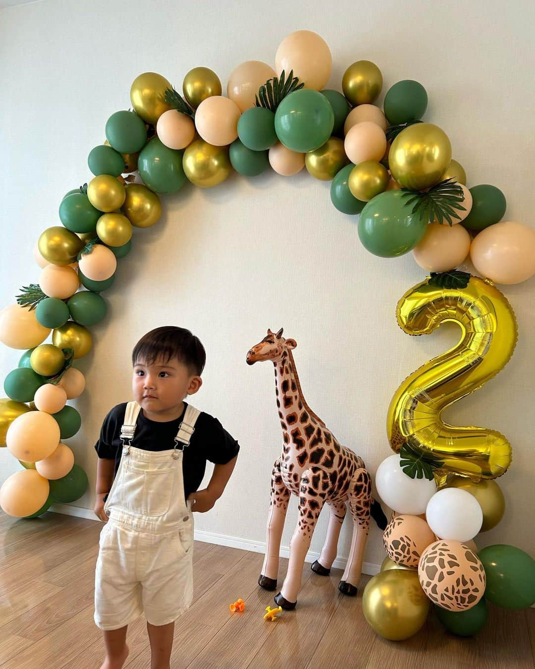 HARUEさんのインスタグラム写真 - (HARUEInstagram)「Happy Birthday👦🏻🎂  2歳のお誕生日おめでとう🤍🤍  帰ってきたら大好きなみんなが待ってる！のサプライズ大成功✨  100点満点のリアクションだったなぁ😆🎈 (3枚目に動画残してます♡)  #2歳 #誕生日 #サプライズ」7月3日 15時23分 - harue0104