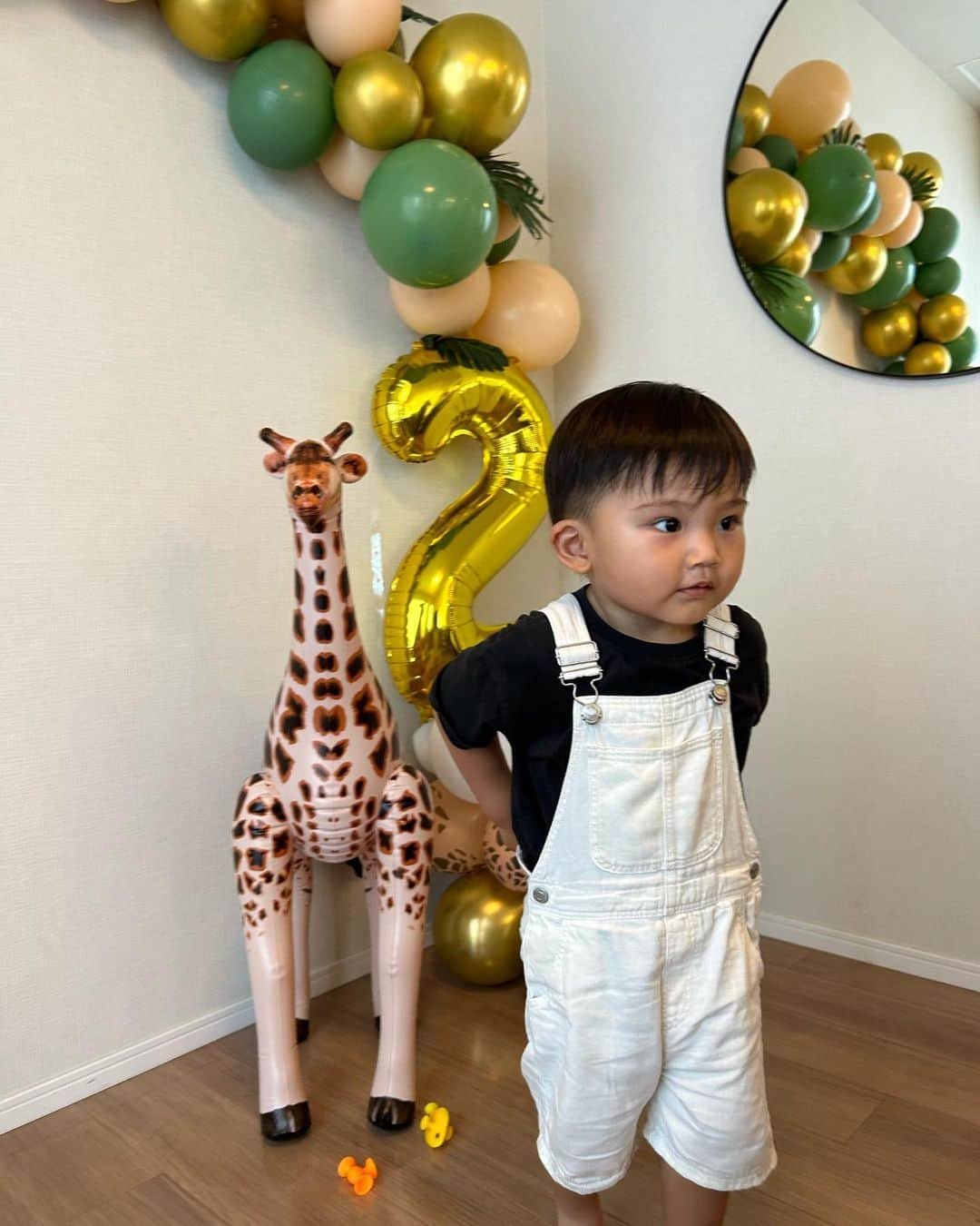 HARUEさんのインスタグラム写真 - (HARUEInstagram)「Happy Birthday👦🏻🎂  2歳のお誕生日おめでとう🤍🤍  帰ってきたら大好きなみんなが待ってる！のサプライズ大成功✨  100点満点のリアクションだったなぁ😆🎈 (3枚目に動画残してます♡)  #2歳 #誕生日 #サプライズ」7月3日 15時23分 - harue0104