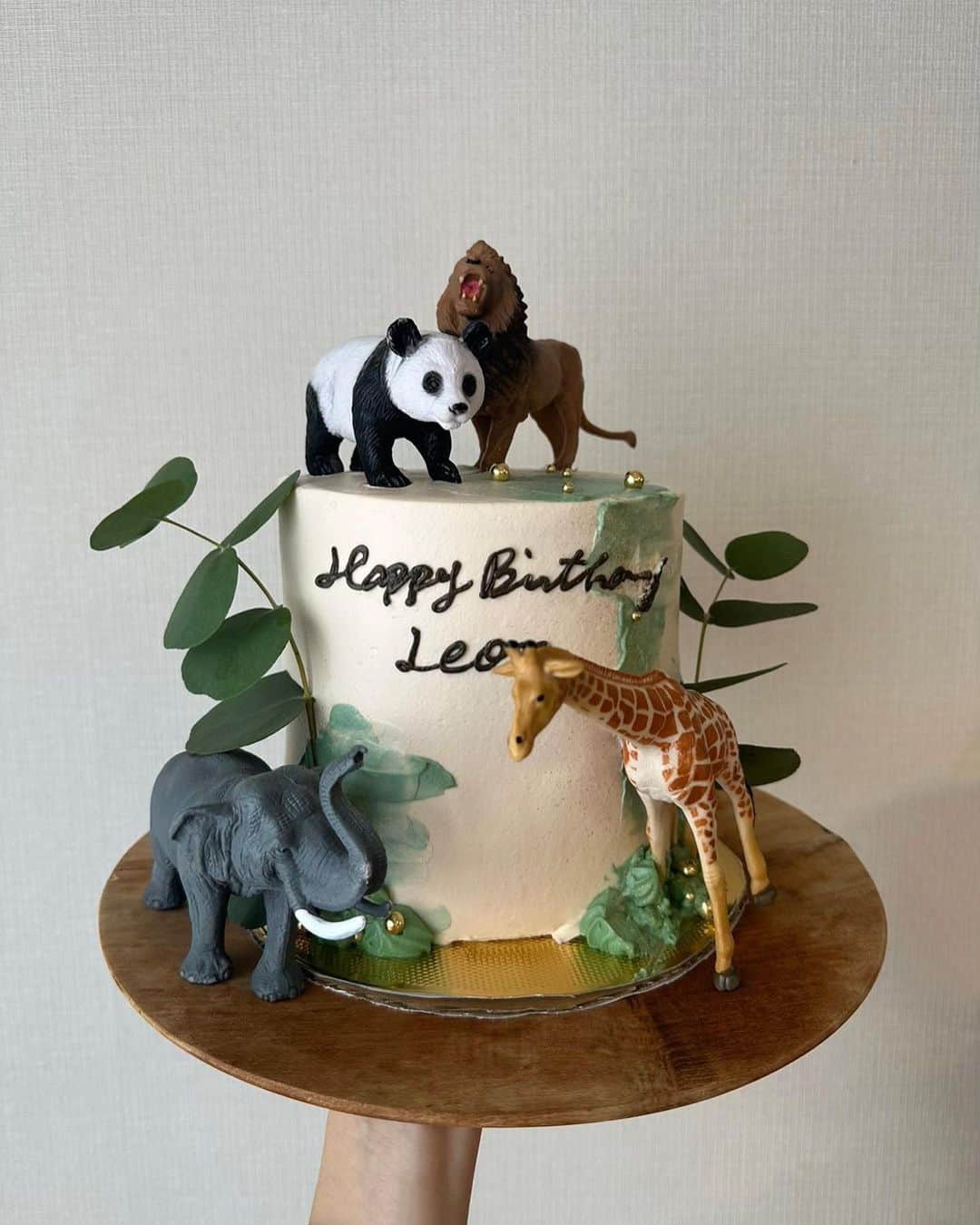 HARUEのインスタグラム：「Happy Birthday👦🏻🎂  2歳のお誕生日おめでとう🤍🤍  帰ってきたら大好きなみんなが待ってる！のサプライズ大成功✨  100点満点のリアクションだったなぁ😆🎈 (3枚目に動画残してます♡)  #2歳 #誕生日 #サプライズ」