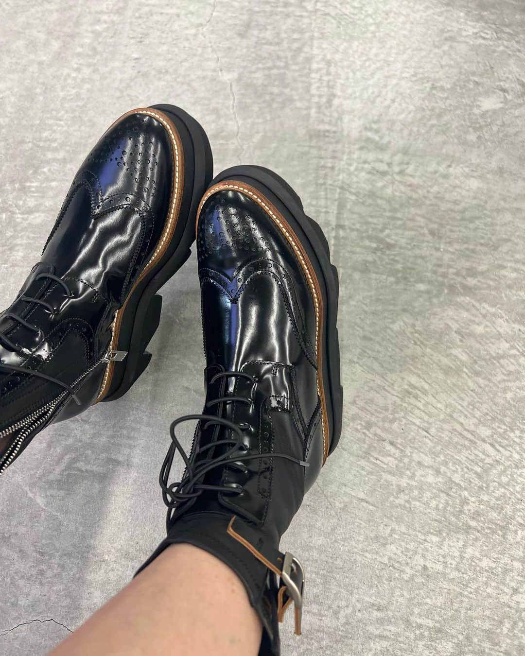 美香さんのインスタグラム写真 - (美香Instagram)「一目惚れしたブーツをお買い上げ🙈💖 今すぐ履きたい。 暑いかなぁ🥵  @sacaiofficial」7月3日 15時24分 - mikaofficial99