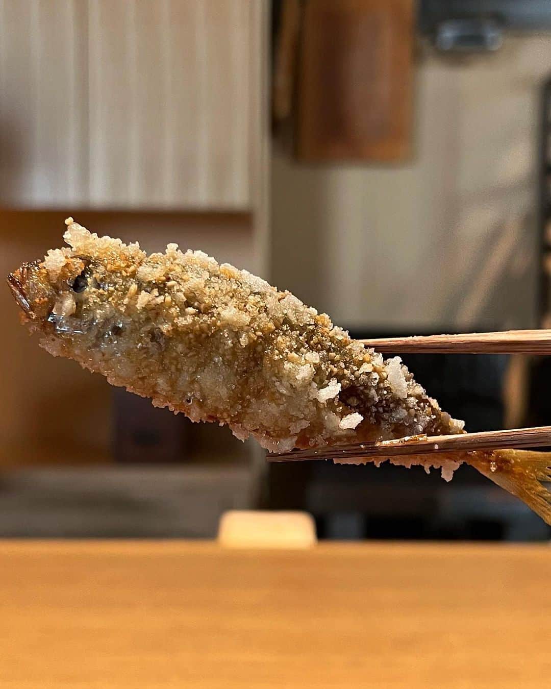 宮崎まこさんのインスタグラム写真 - (宮崎まこInstagram)「日本料理FUJI🥢静岡  今回食べたお魚全てのお出汁を入れた天城軍鶏のラーメンがね！最高でした❤️‍🔥 もはやラーメンではない。トマトの酸味で爽やかな。  ◼︎万願寺とうがらしTKG ◻︎鯵豆ピーナッツおかき ◼︎鯖のオイル蒸し ◻︎生シラスごはん ◼︎ 天城軍鶏と本日のお魚出汁全部入りラーメン ◻︎もち  #日本料理 #日本料理fuji #静岡グルメ #日本美食 #サスエ前田魚店 #写真好きな人と繋がりたい #予約困難店　#美食推薦」7月3日 15時24分 - makomiyazaki